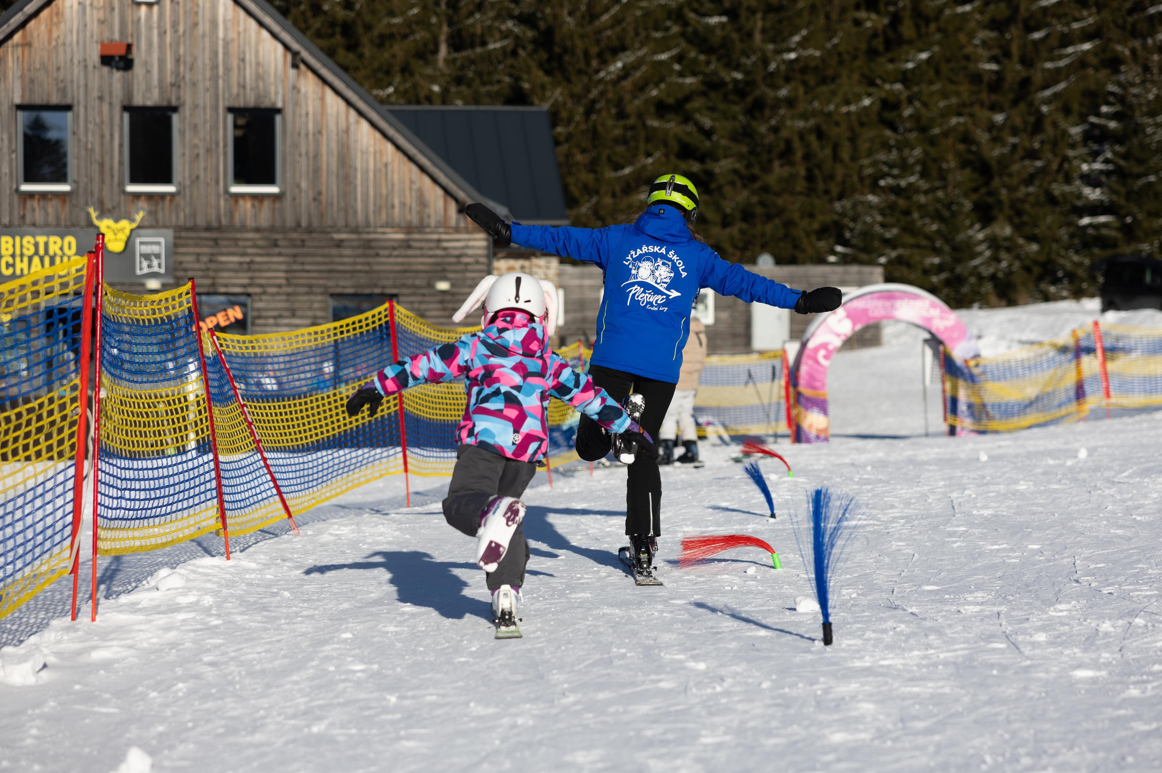 Skiareál Plešivec - Lyžařská a snowboardová škola