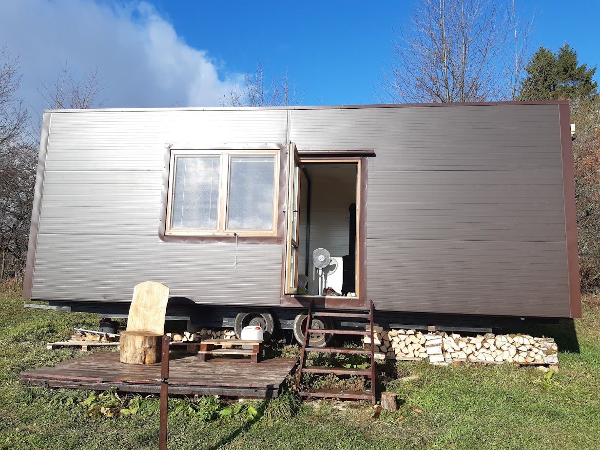 Tiny house na kopcu