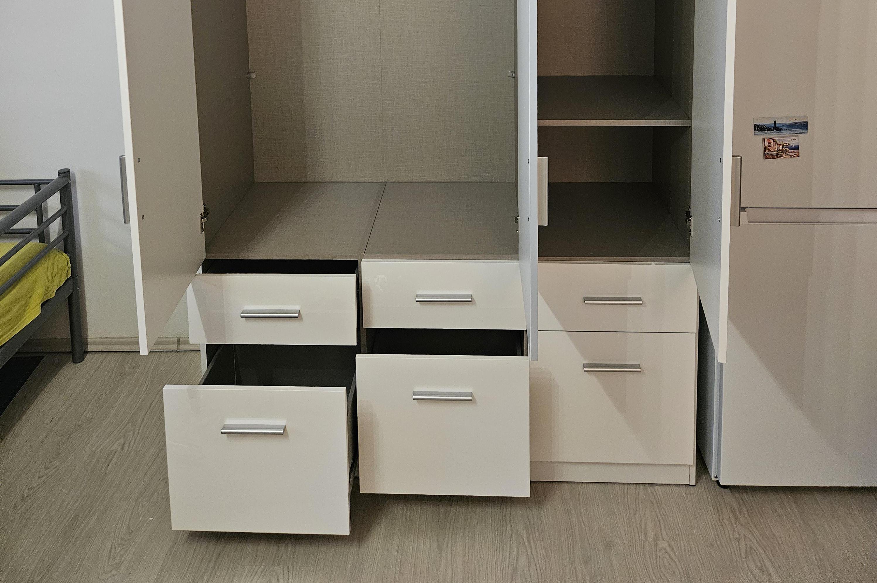 Složení nábytku. Skříně nebo botníku.