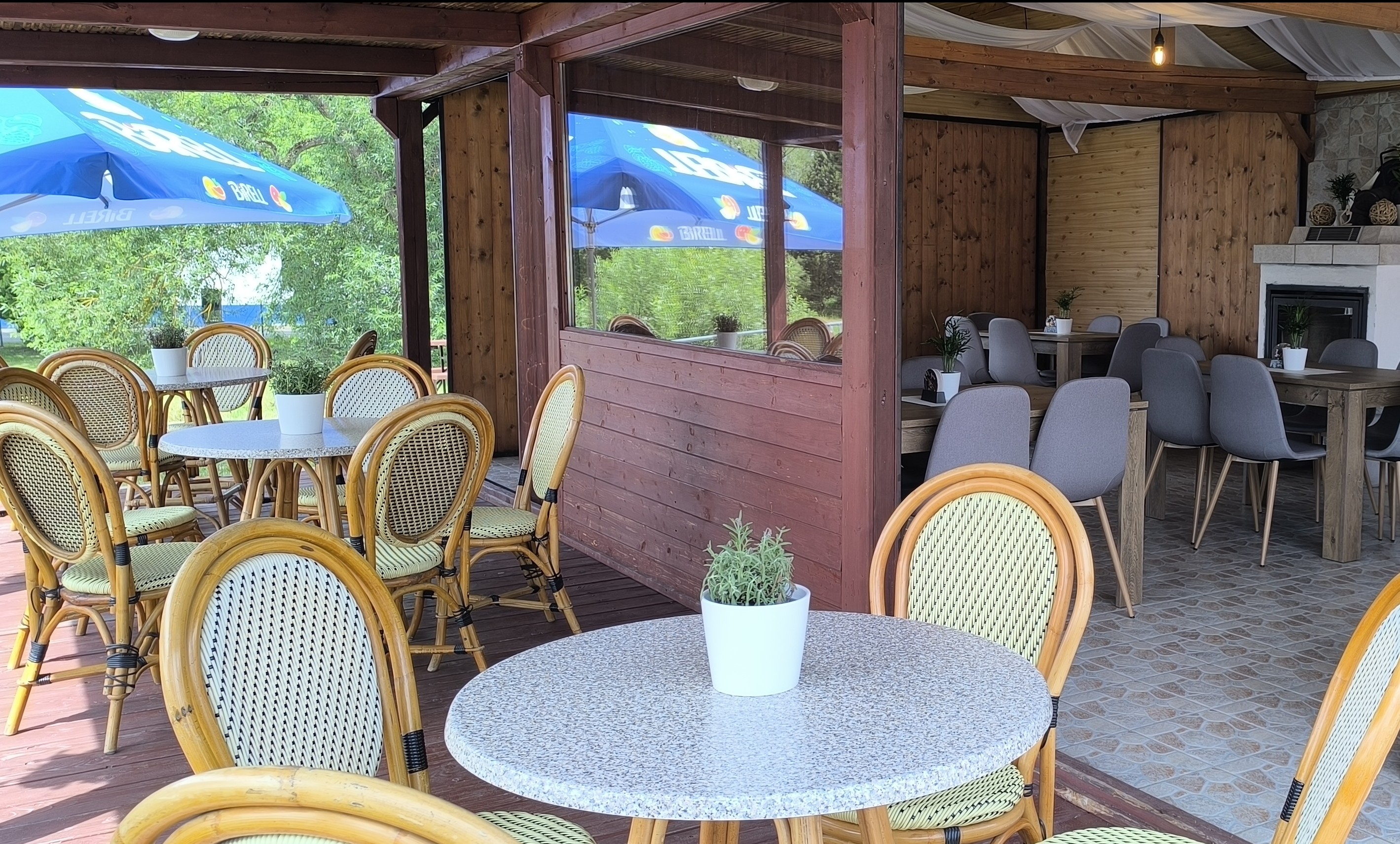 Zahradní restaurace NAROZI Lipno foto 4