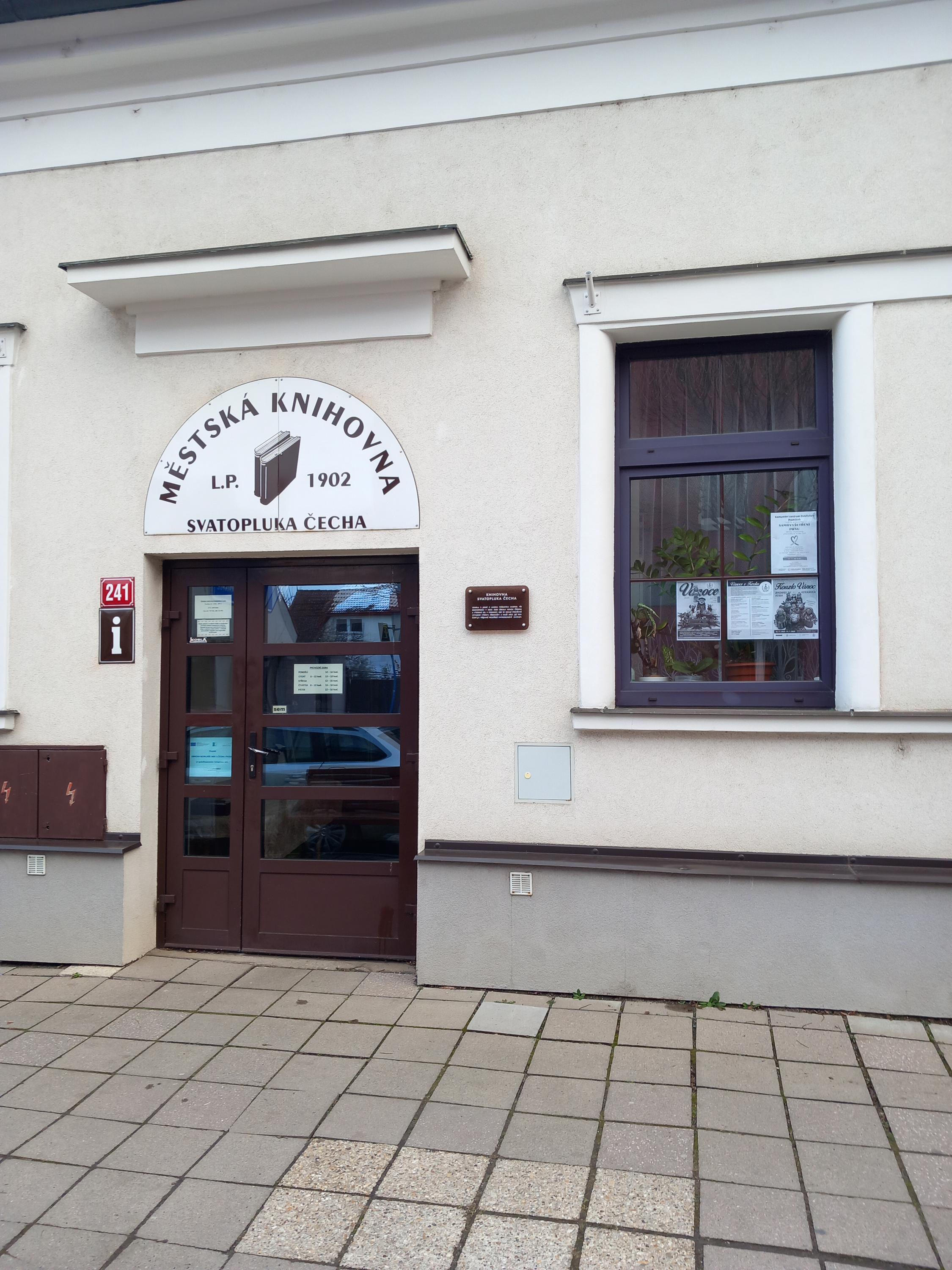 Městská knihovna Svatopluka Čecha v Pečkách foto 2