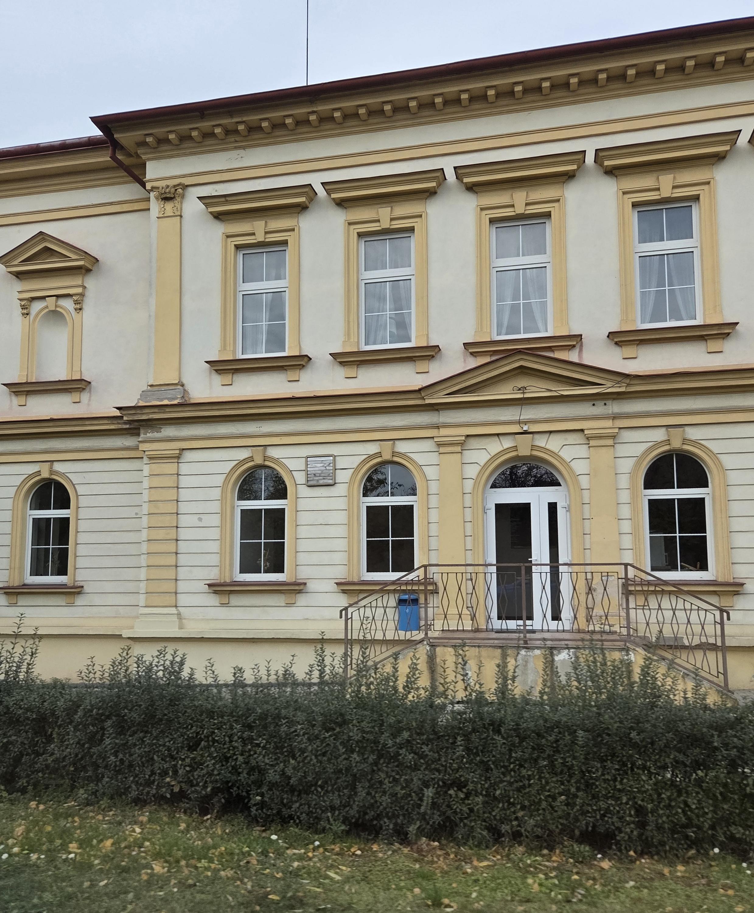 Trnovany - obecní úřad foto 2