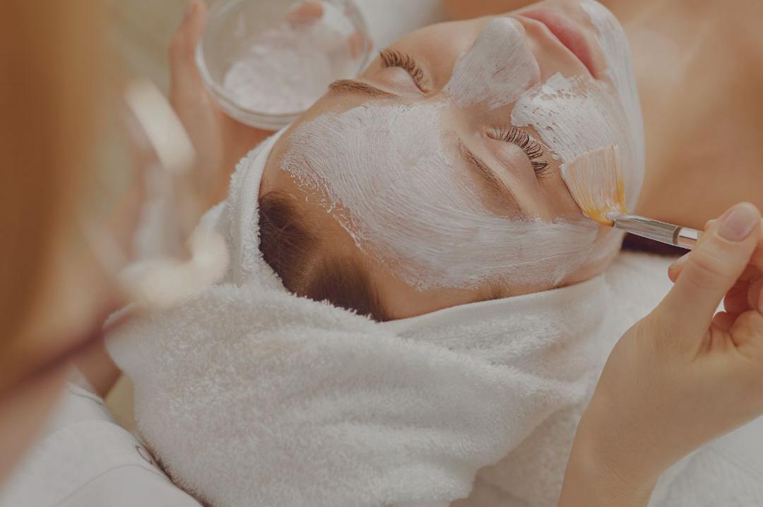 kosmetické ošetření obličeje a dekoltu