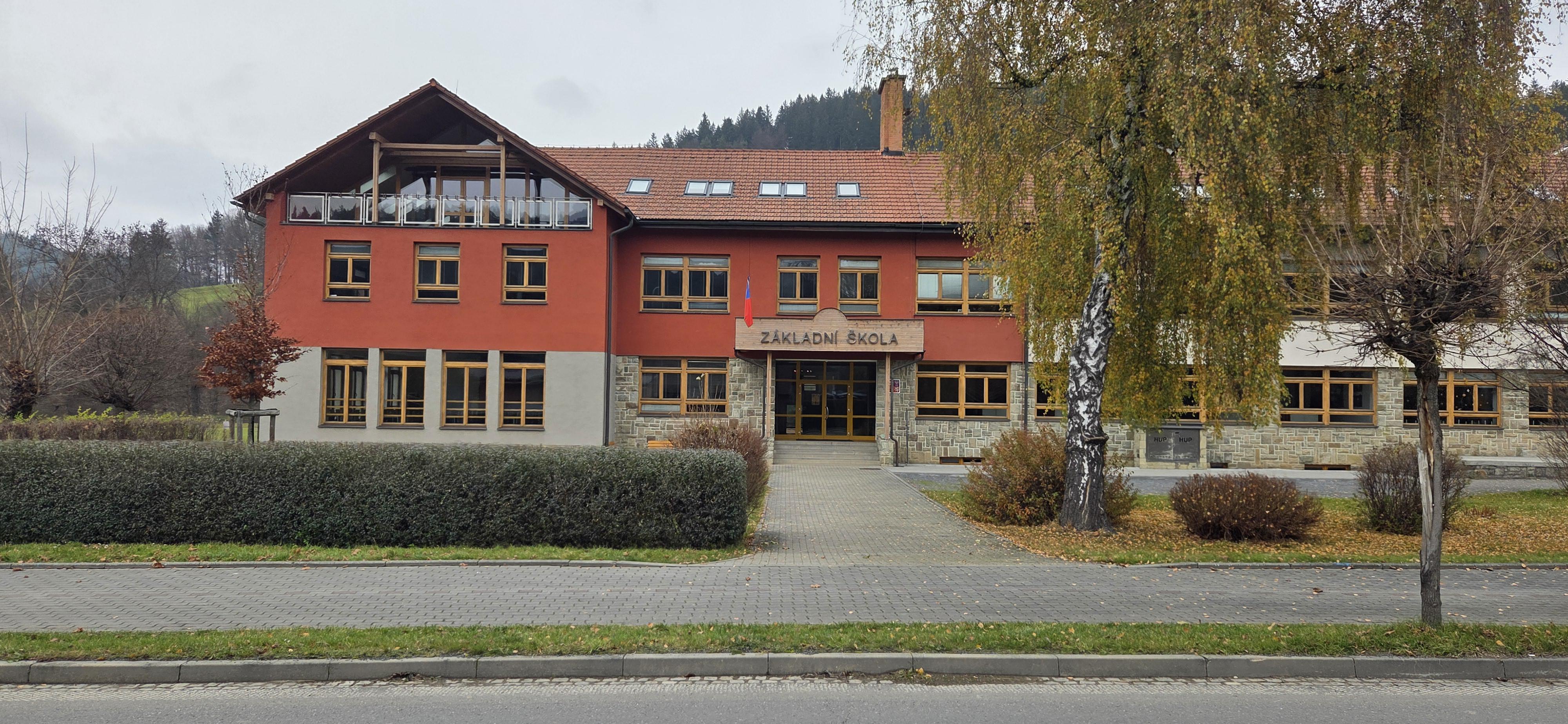 Základní škola Velké Karlovice, okres Vsetín foto 2