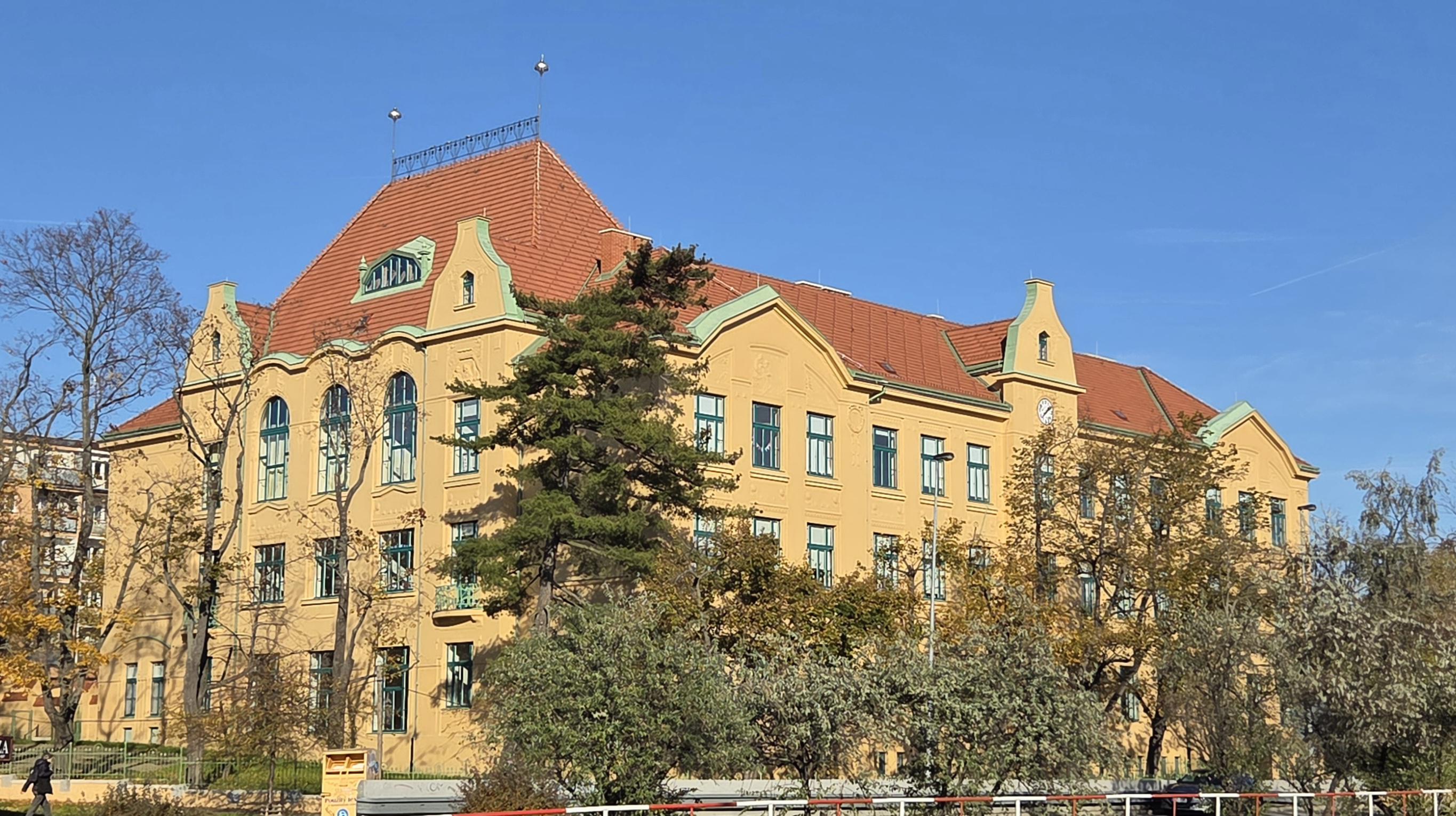 Základní škola V Olšinách, Praha 10 foto 3