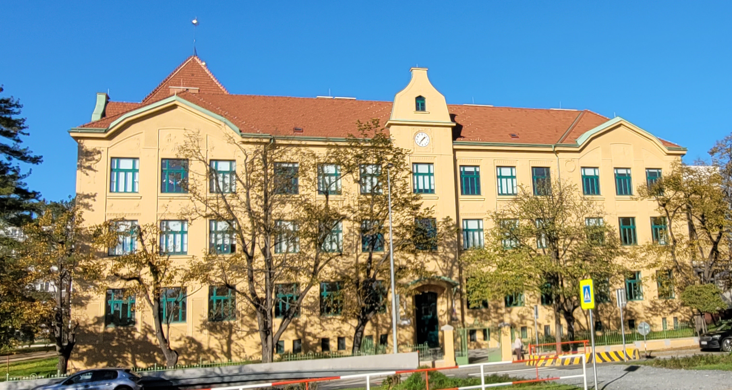 Základní škola V Olšinách, Praha 10 foto 2