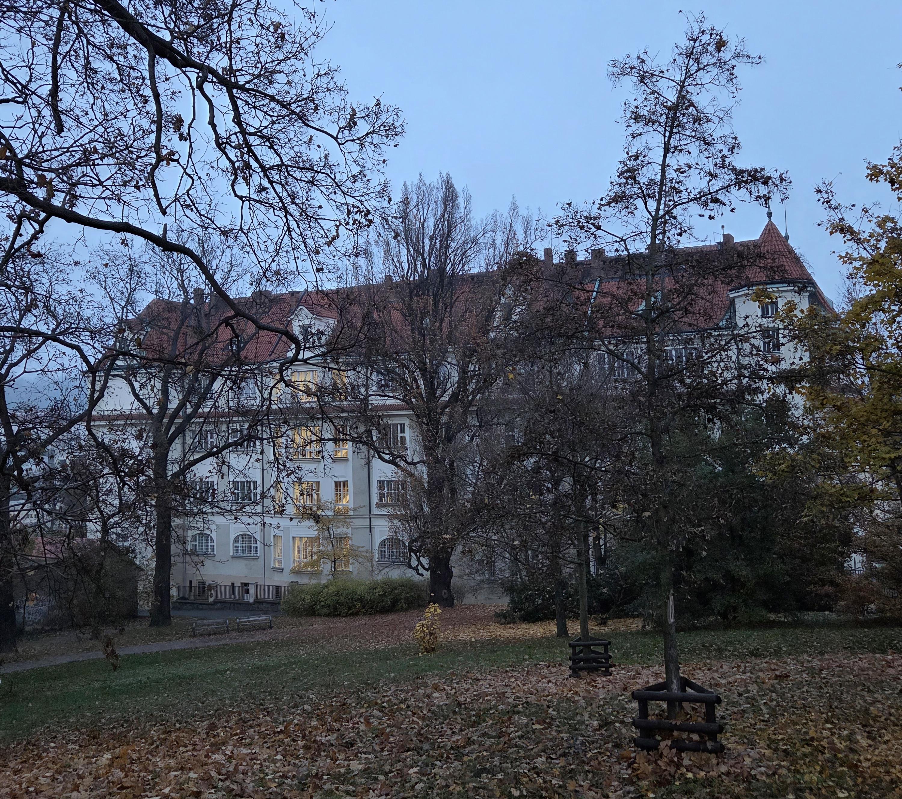 Gymnázium Praha 8, U Libeňského zámku foto 6