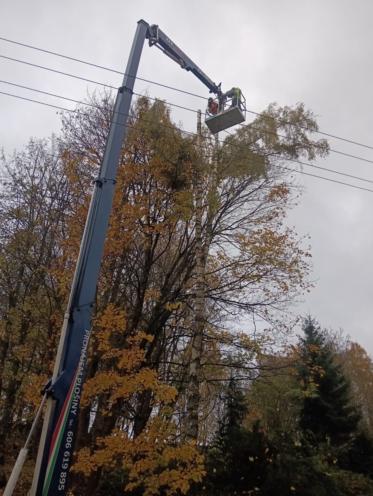 Rizikové kácení z vysokozdvižné plošiny