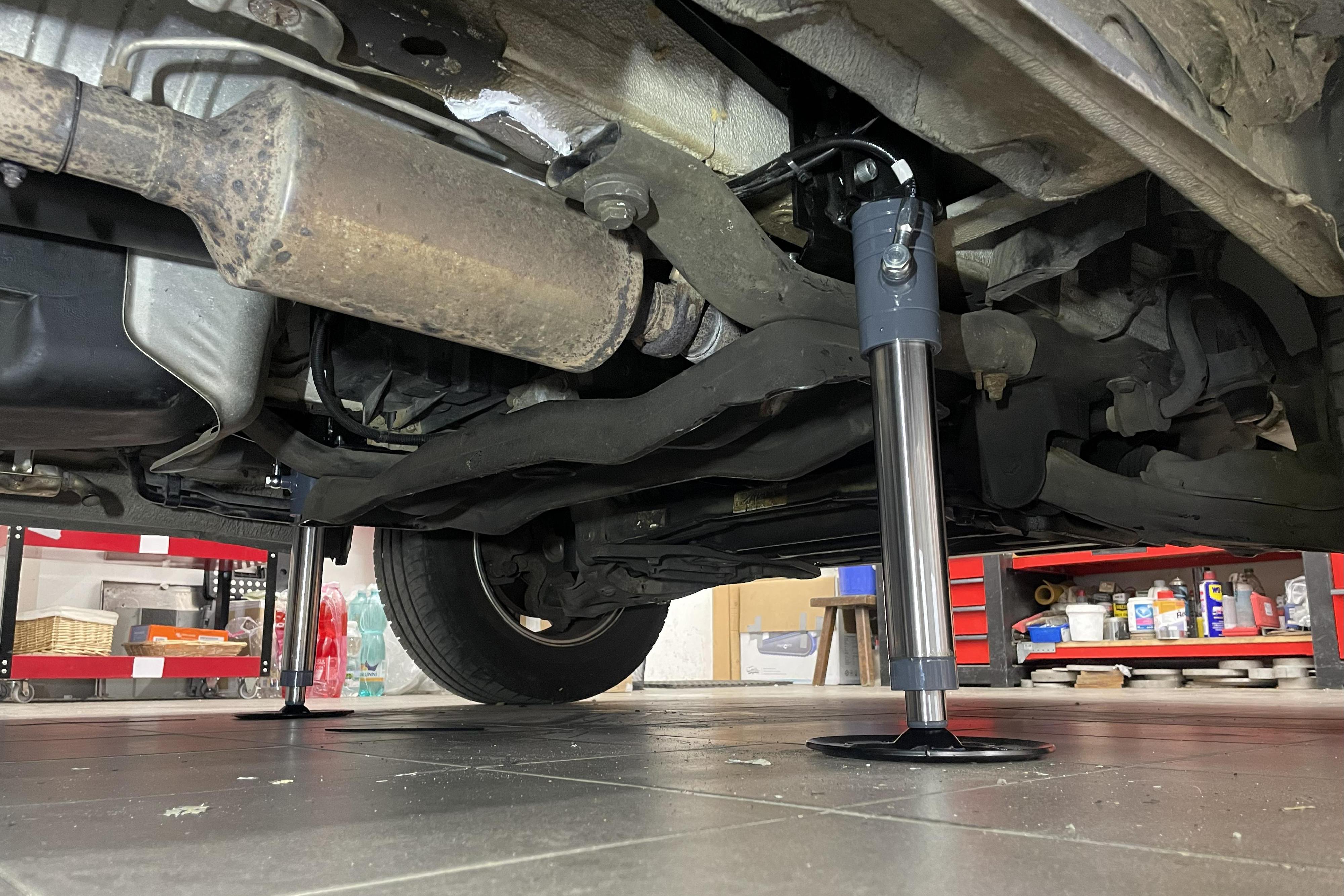 Montáž hydraulických nohou Amplo