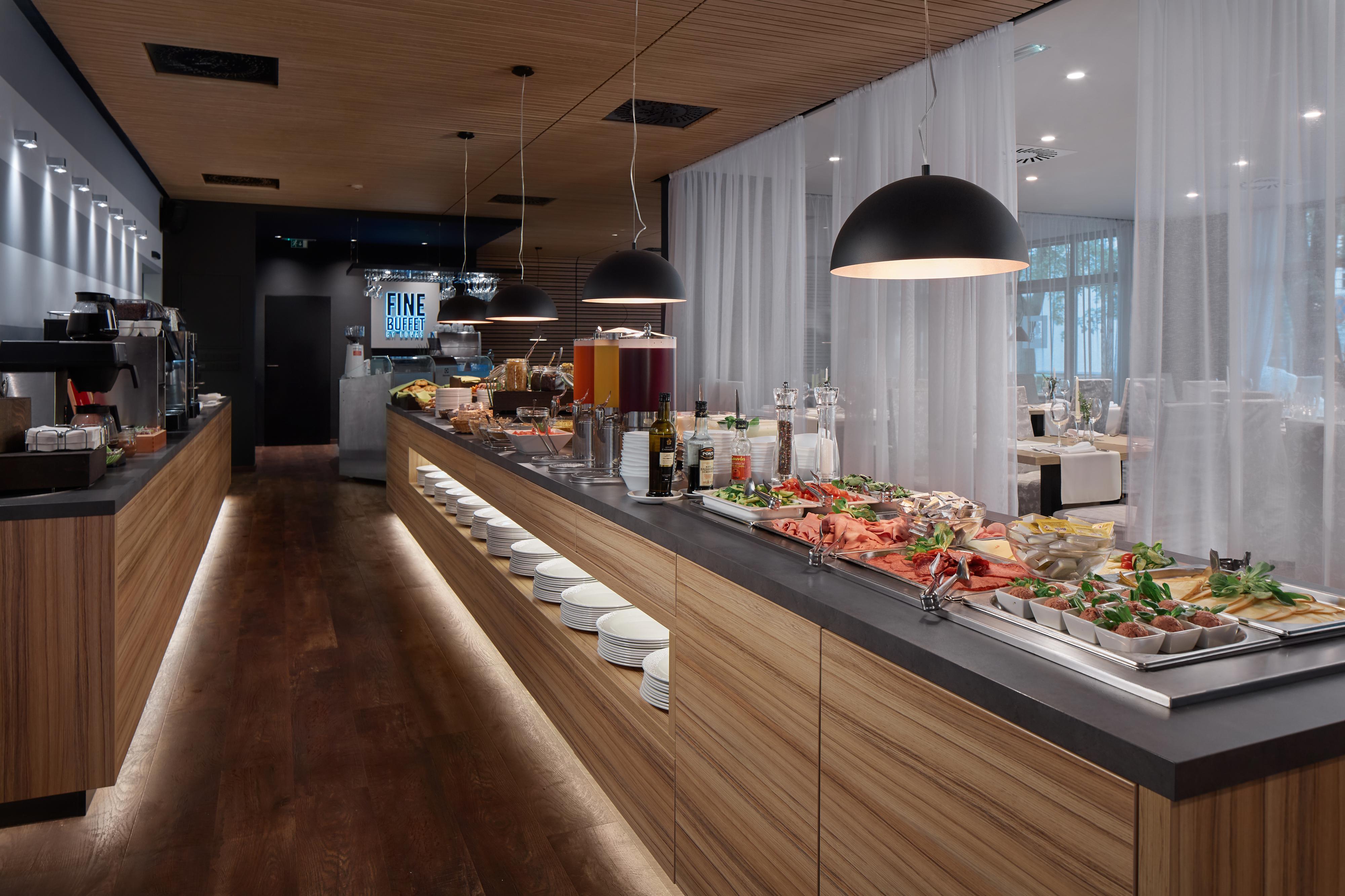 Snídaně, obědy i večeře formou buffetu