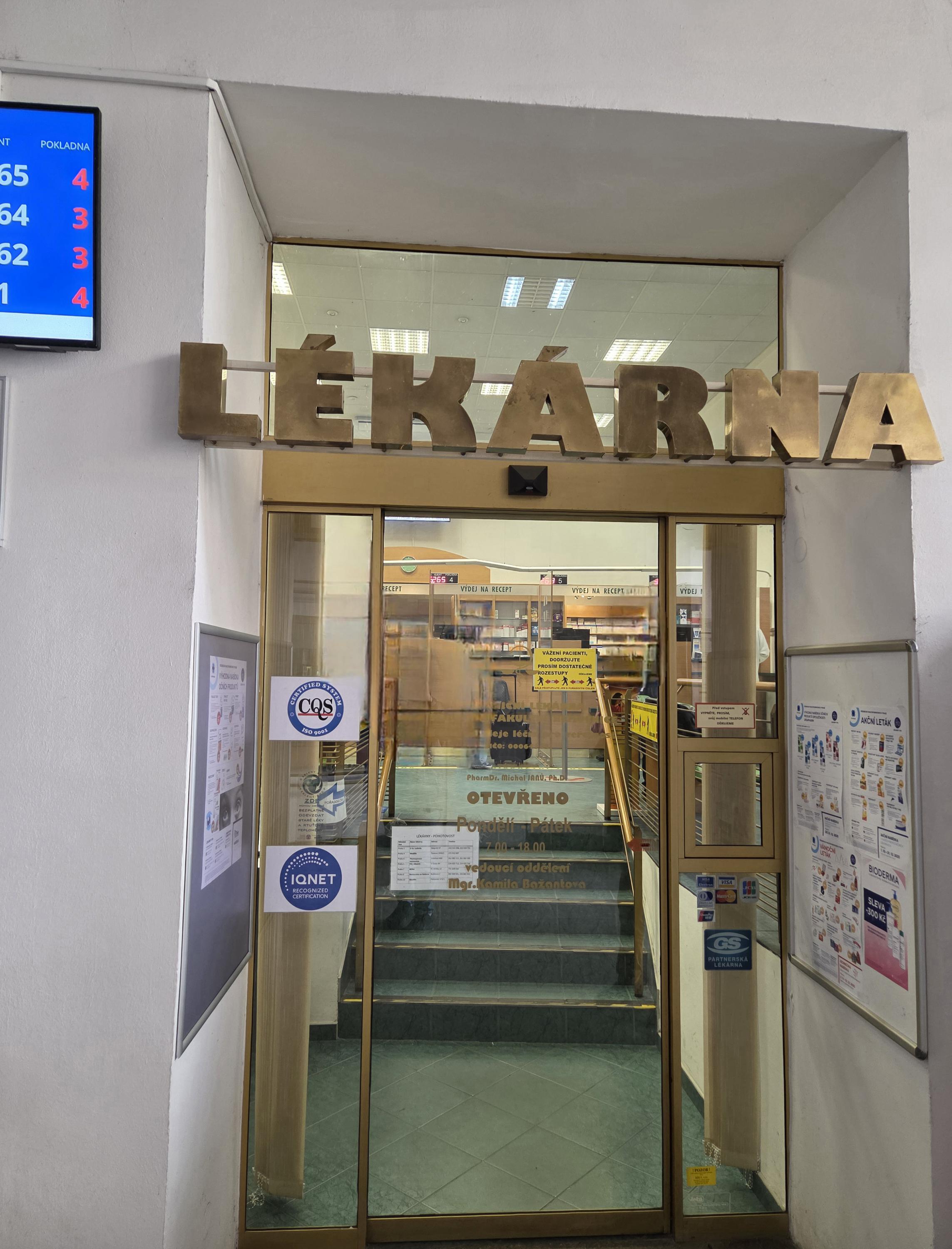 Nemocniční lékárna VFN v Praze foto 4