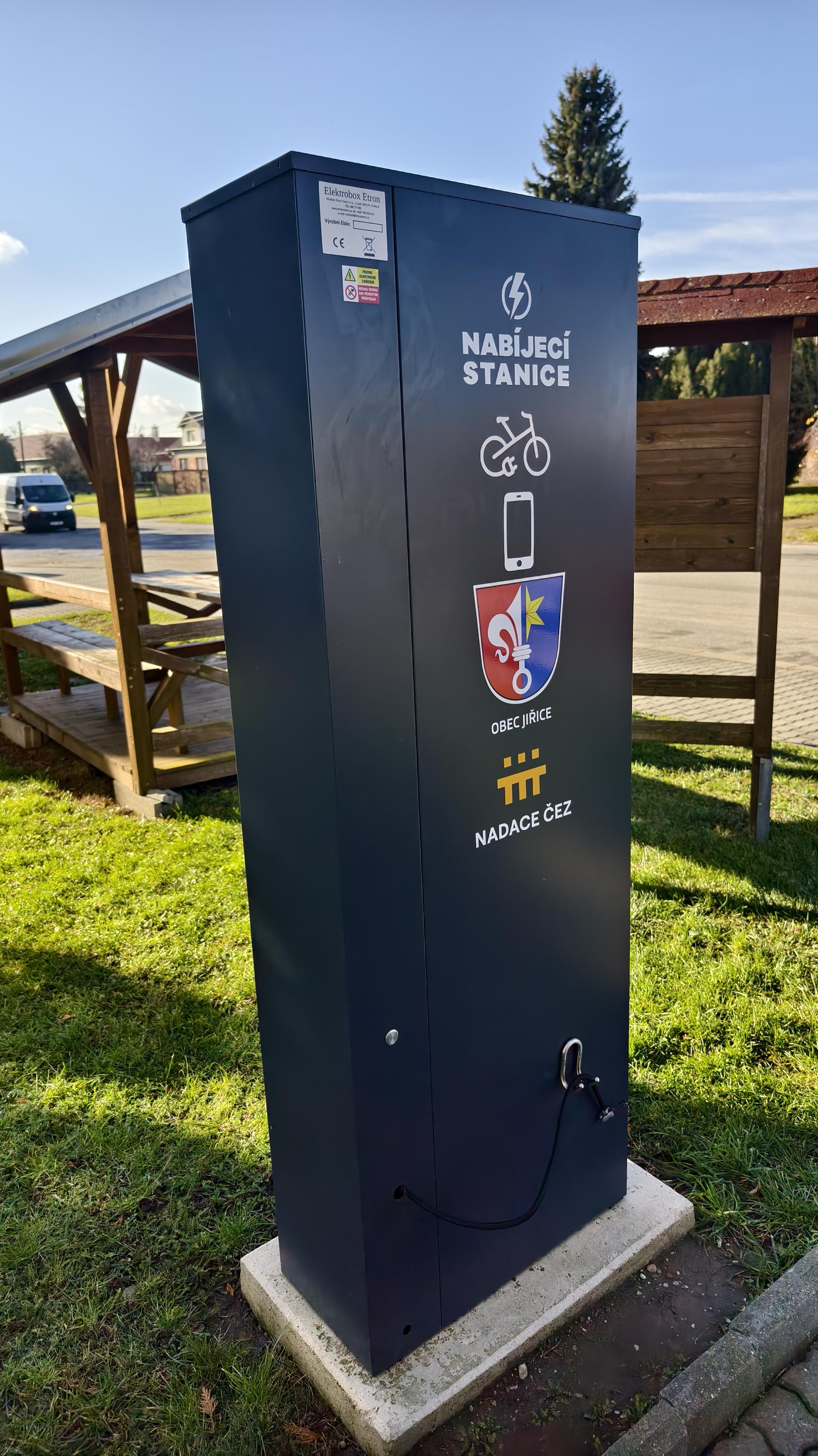 Nabíjecí stanice pro elektrokola a mobilní zařízení foto 2