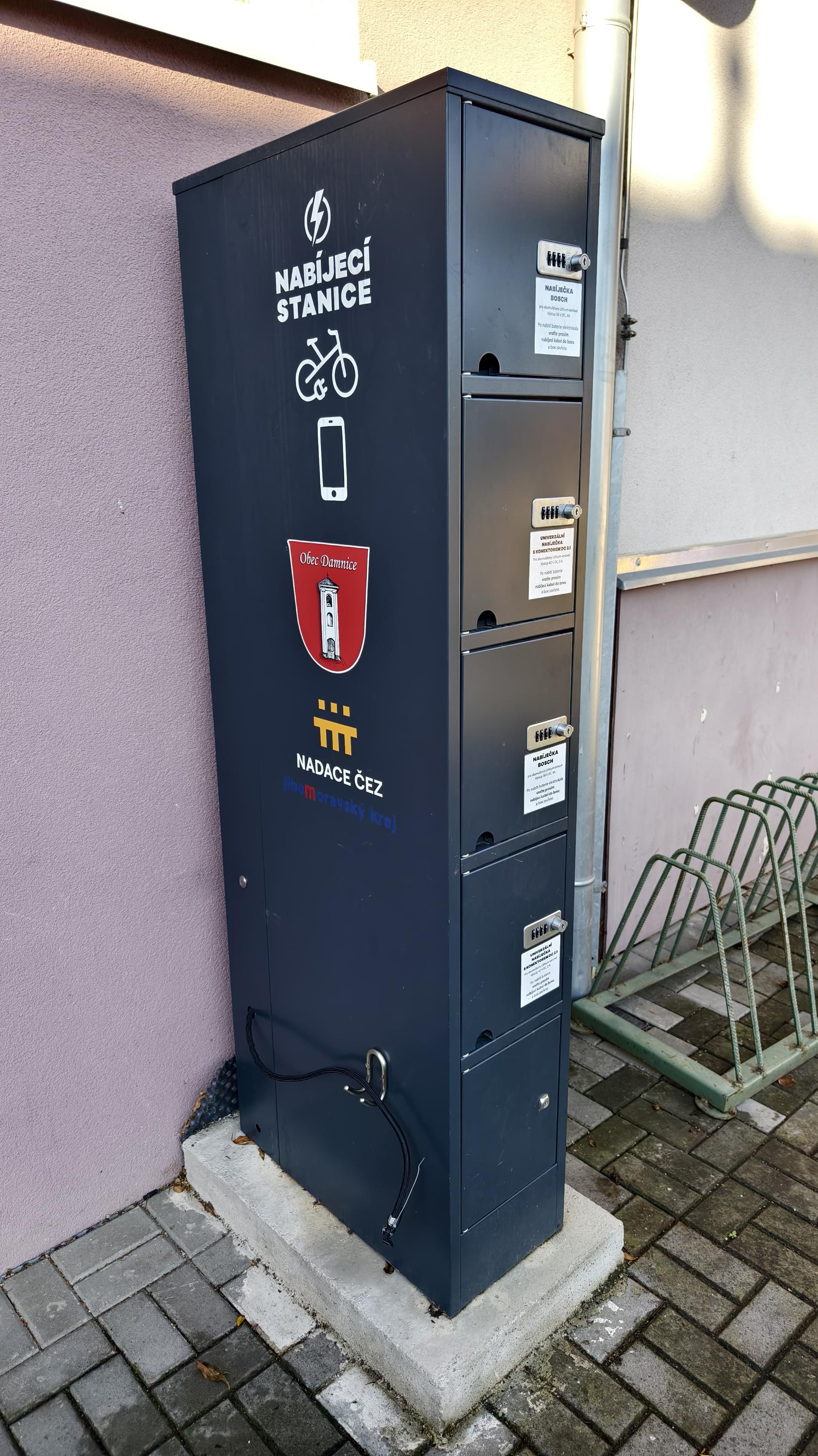 Nabíjecí stanice pro elektrokola a mobilní zařízení foto 2