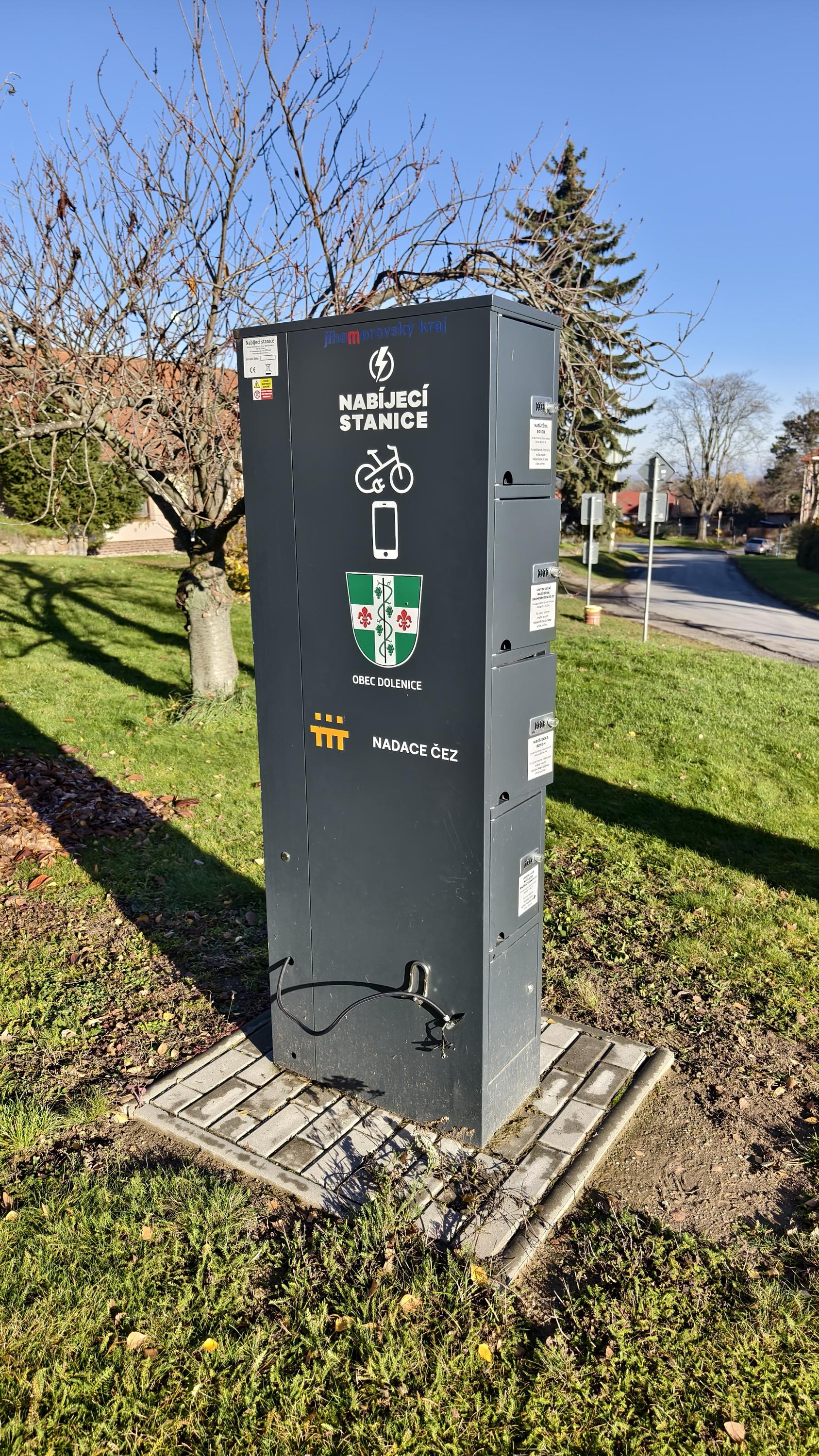 Nabíjecí stanice pro elektrokola a mobilní zařízení foto 2