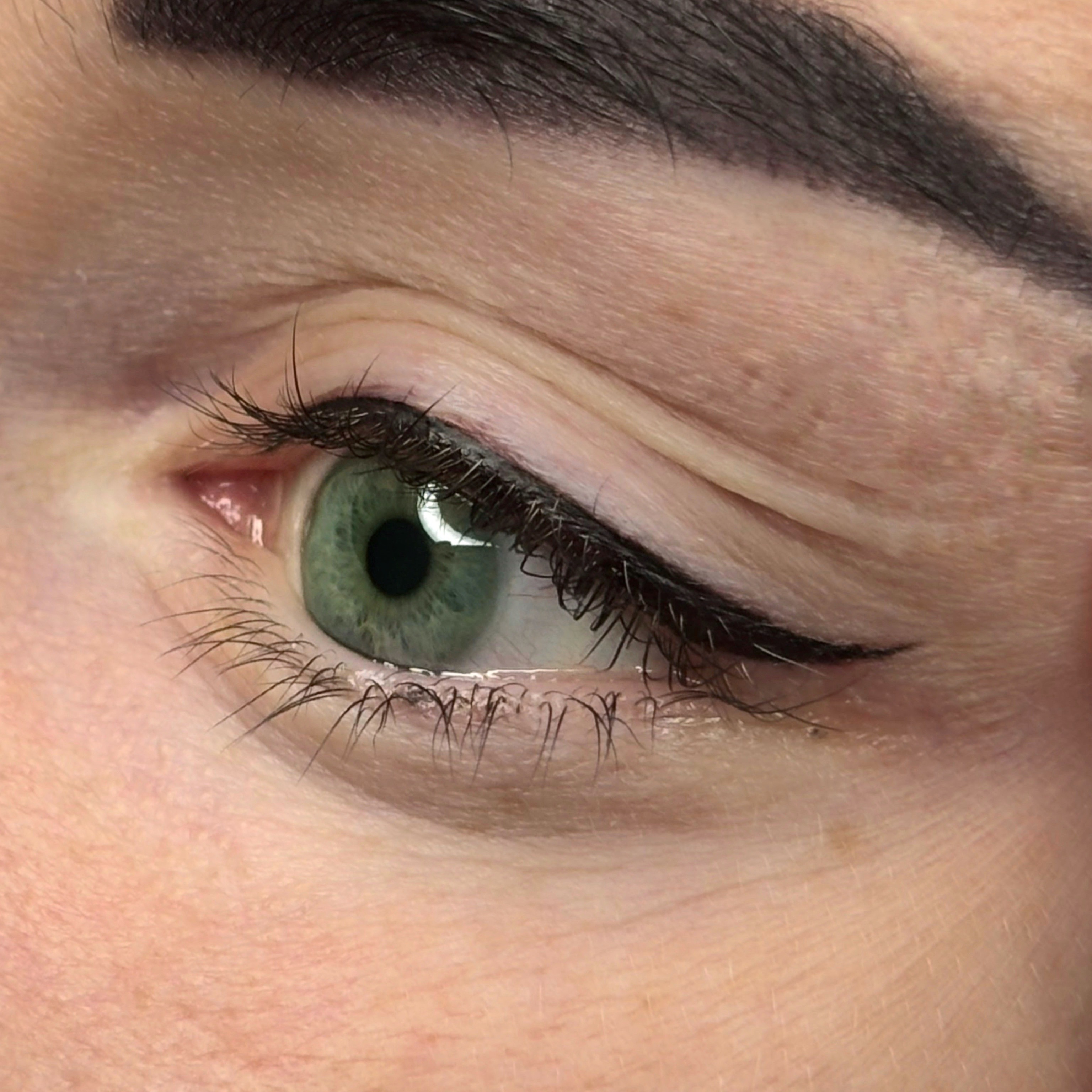 Permanentní make-up očních linek