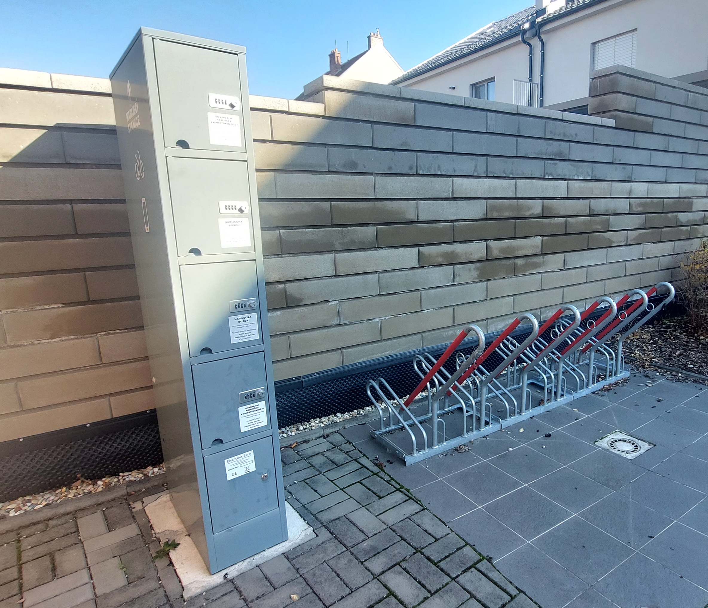 Nabíjecí stanice pro elektrokola a mobilní zařízení foto 3