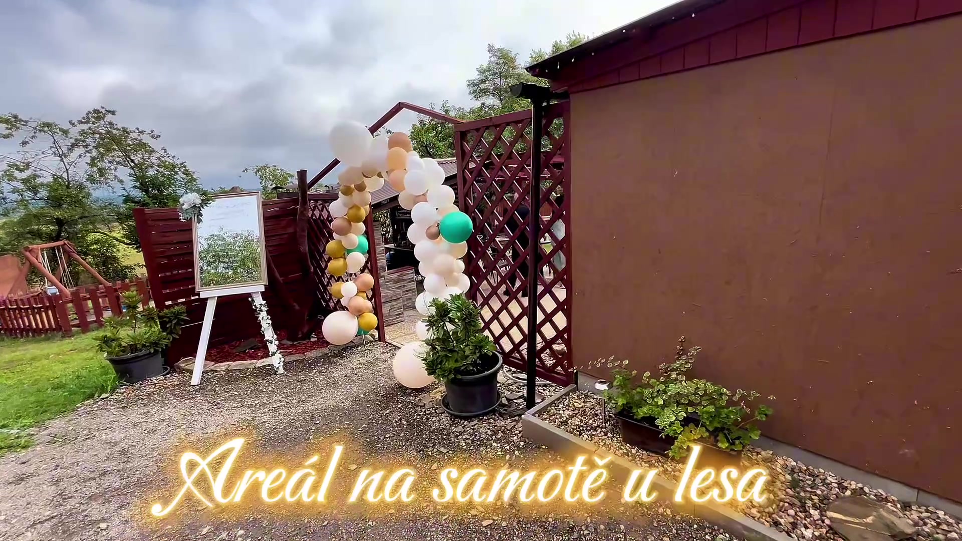 Areál na samotě u lesa foto 2 (náhled videa)
