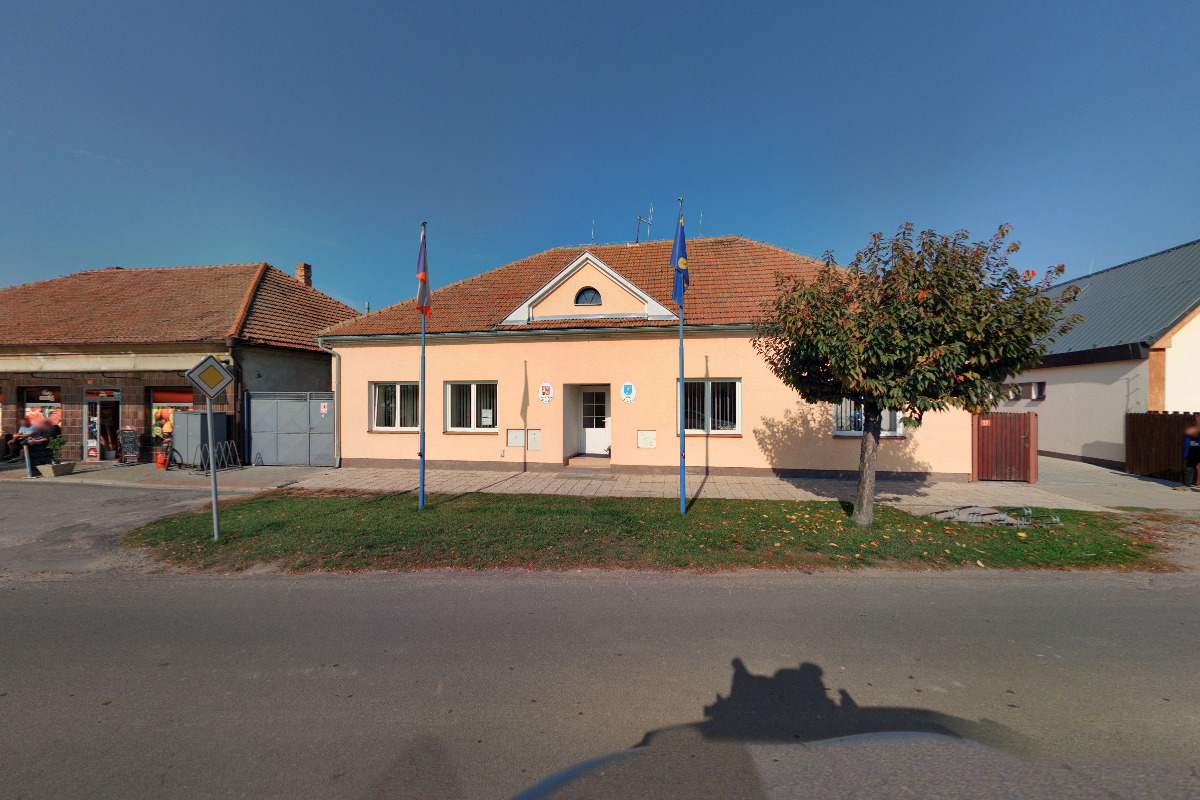 Býchory - obecní úřad foto 2