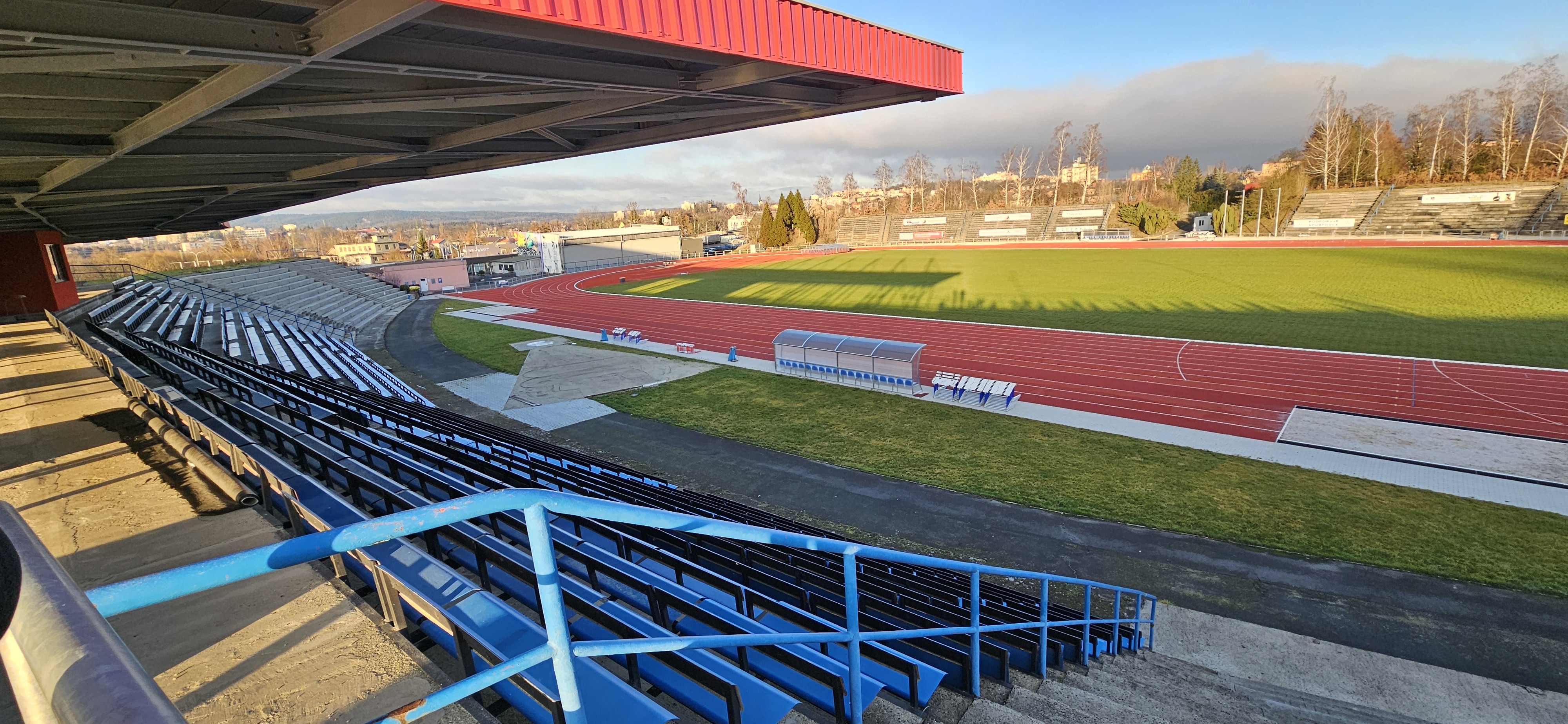 Atletický stadion Karlovy Vary foto 2