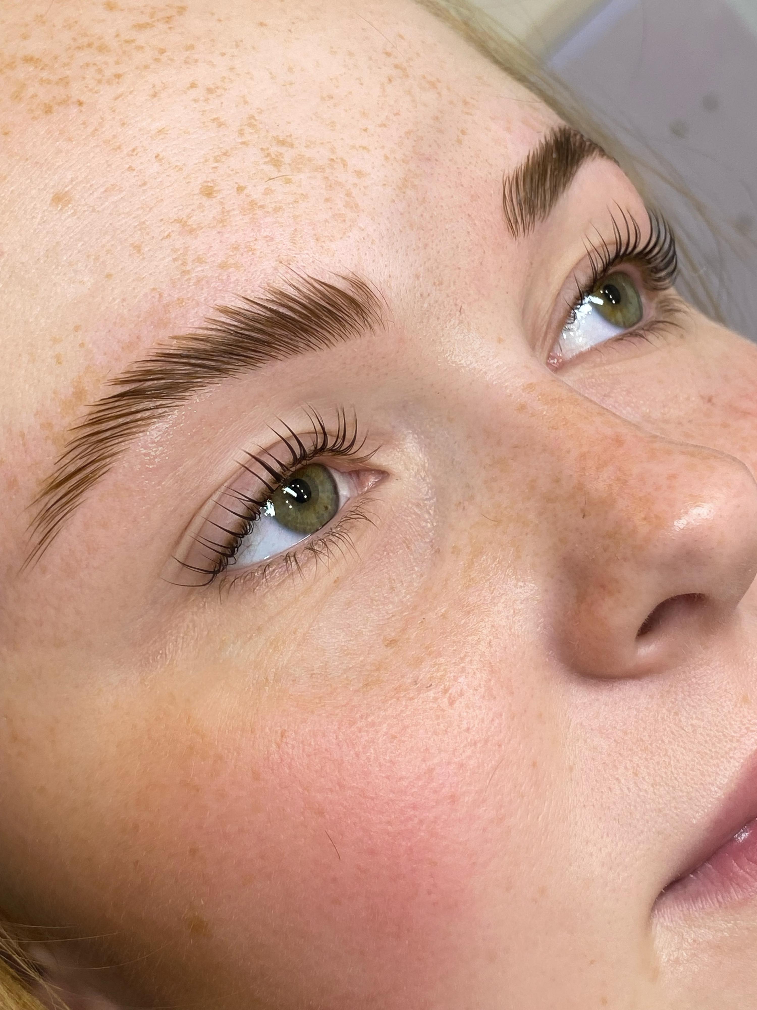 Laminace a barvení obočí