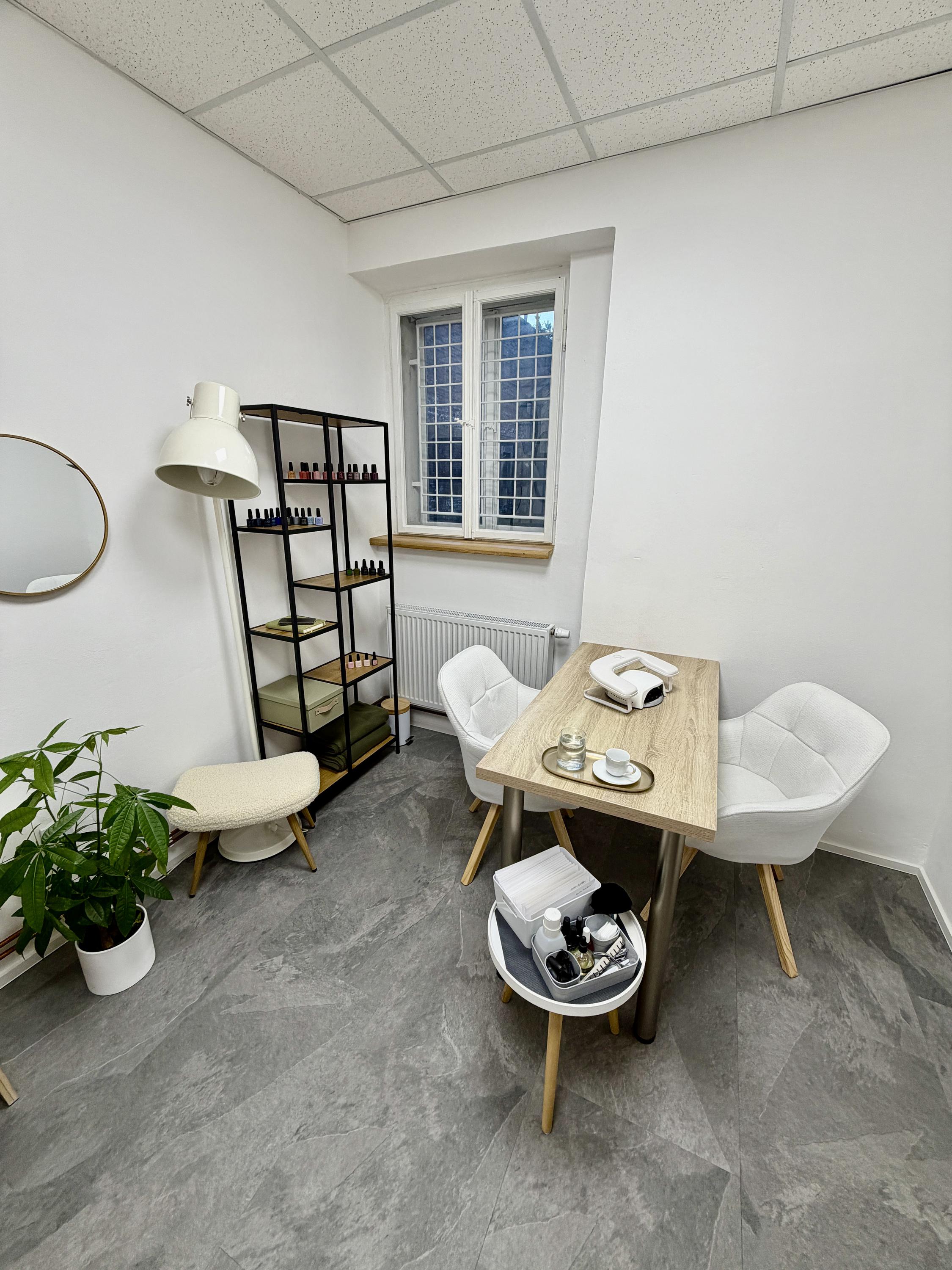 Útulno Pardubice - Kateřina Scherksová - manikúra, pedikúra foto 4