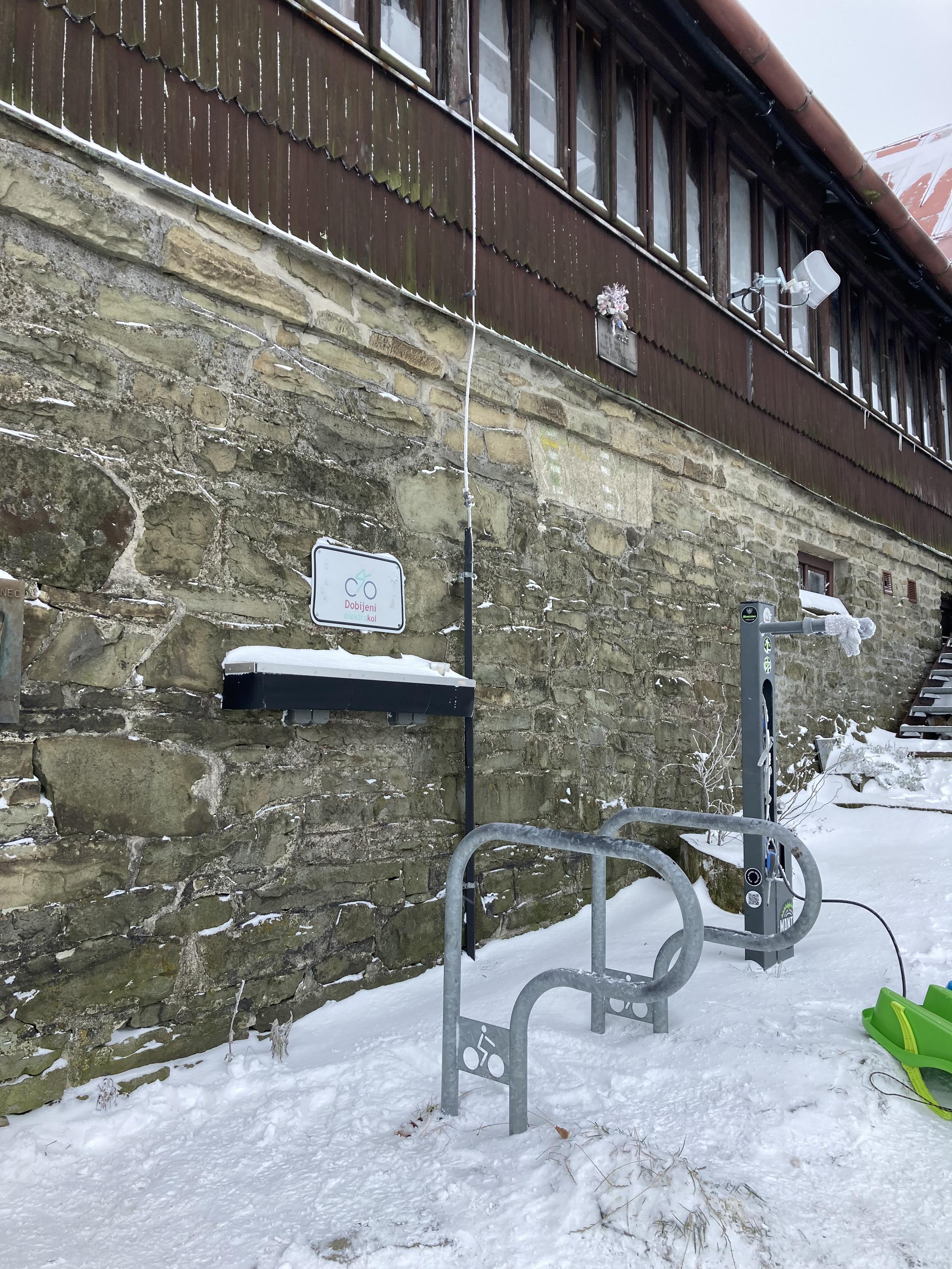 Turistická chata Javorový vrch - nabíjecí stanice foto 2