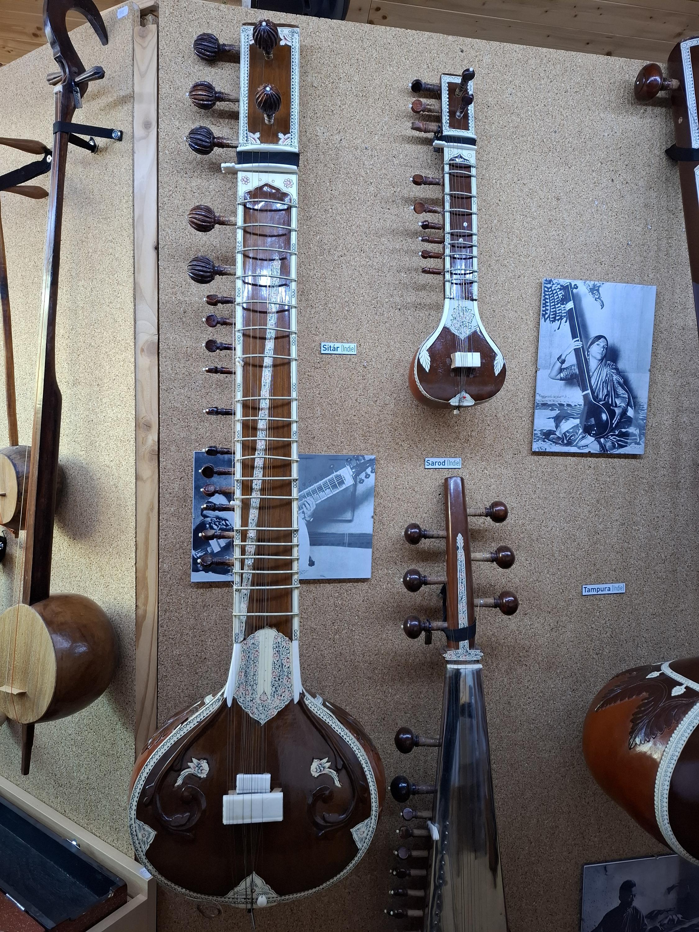 Expozice hudebních nástrojů foto 3
