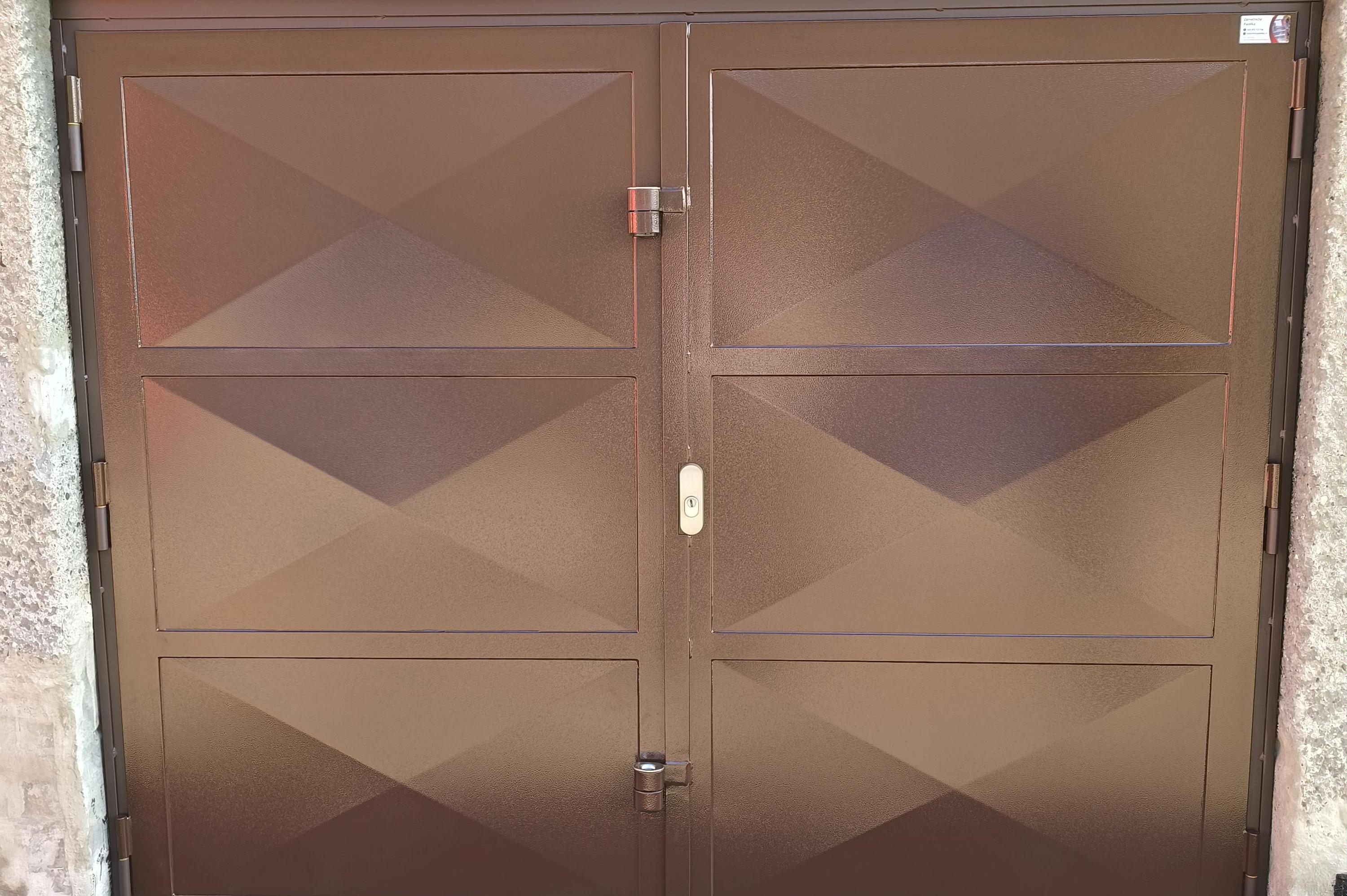 Garážová vrata ocelová dvoukřídlá.