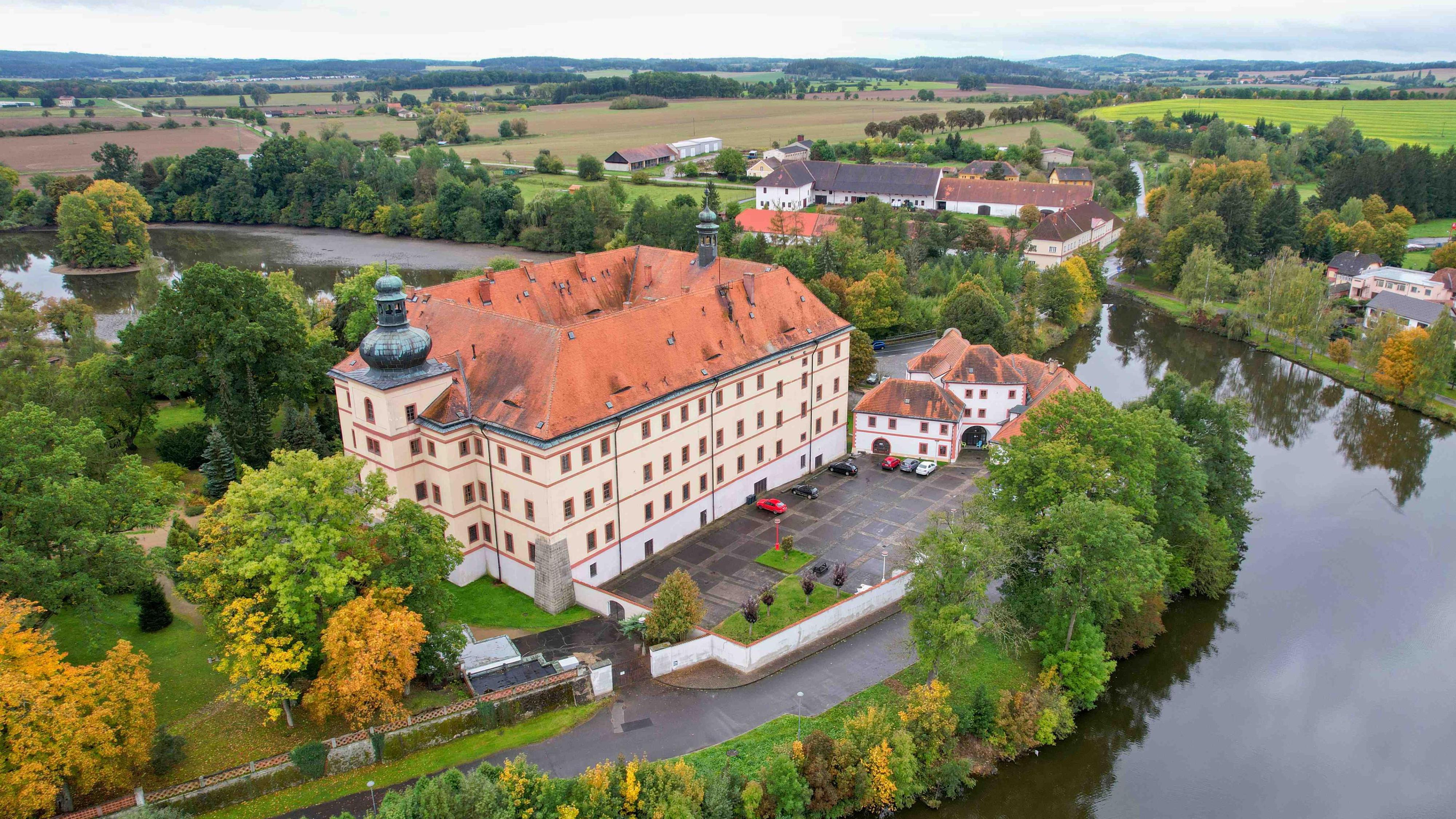 Zámek Lnáře foto 4