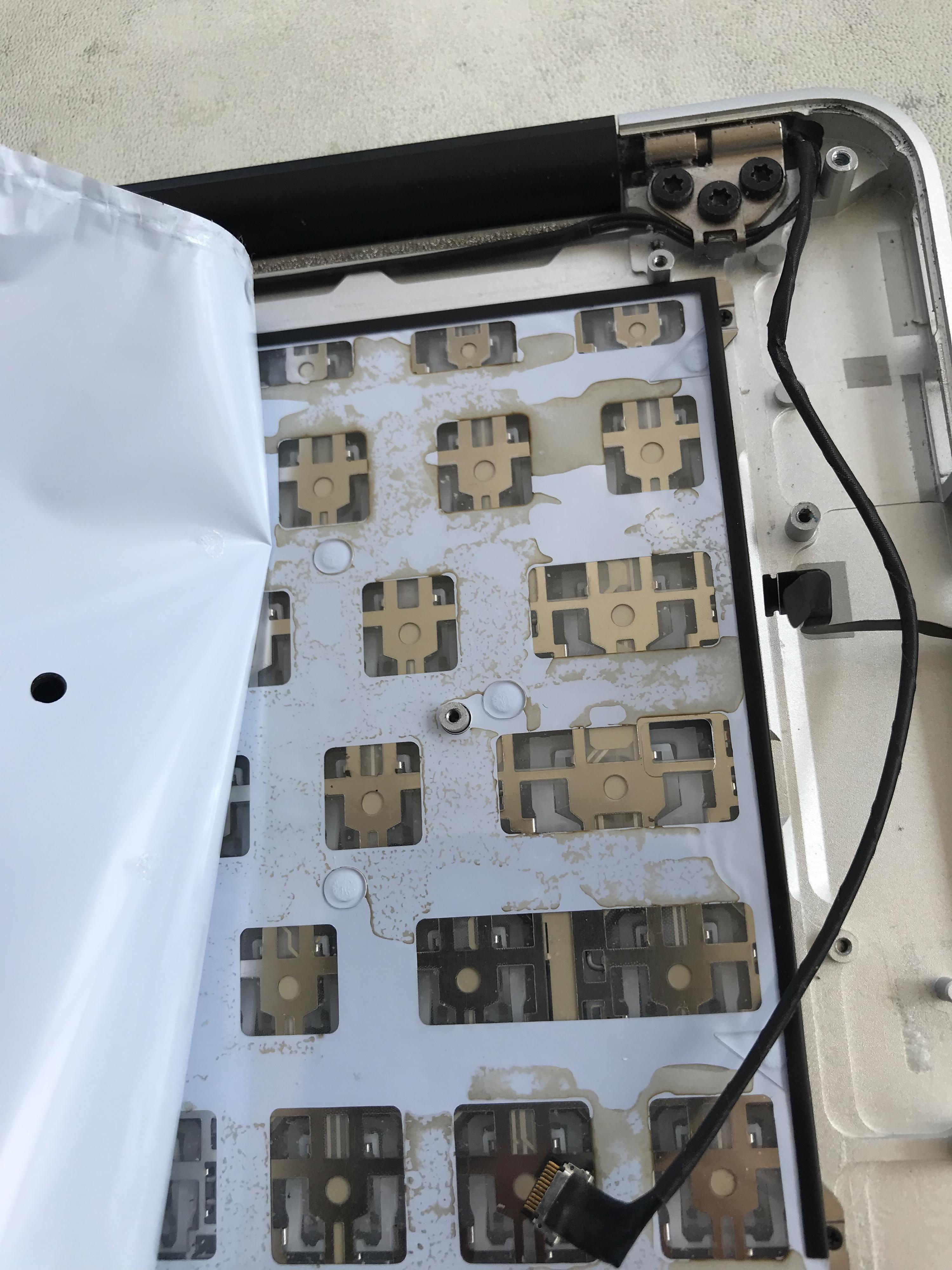 Oprava nebo výměna klávesnice Apple