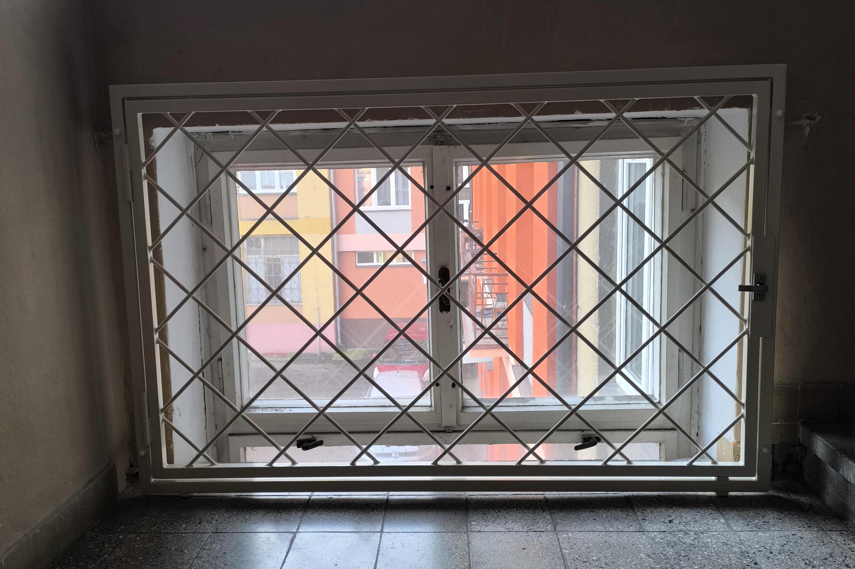 Mříže různé varianty. Garážová vrata dvoukřídlá.