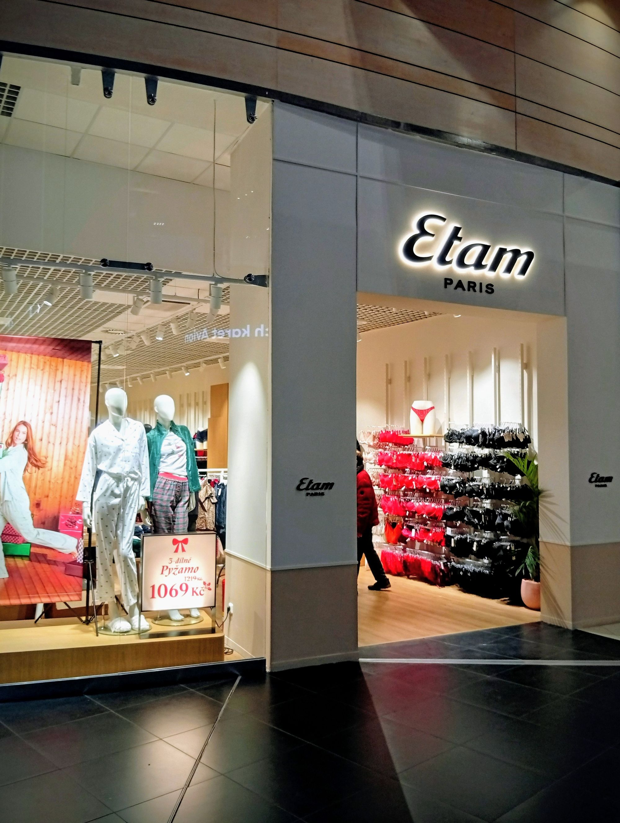 Etam foto 1