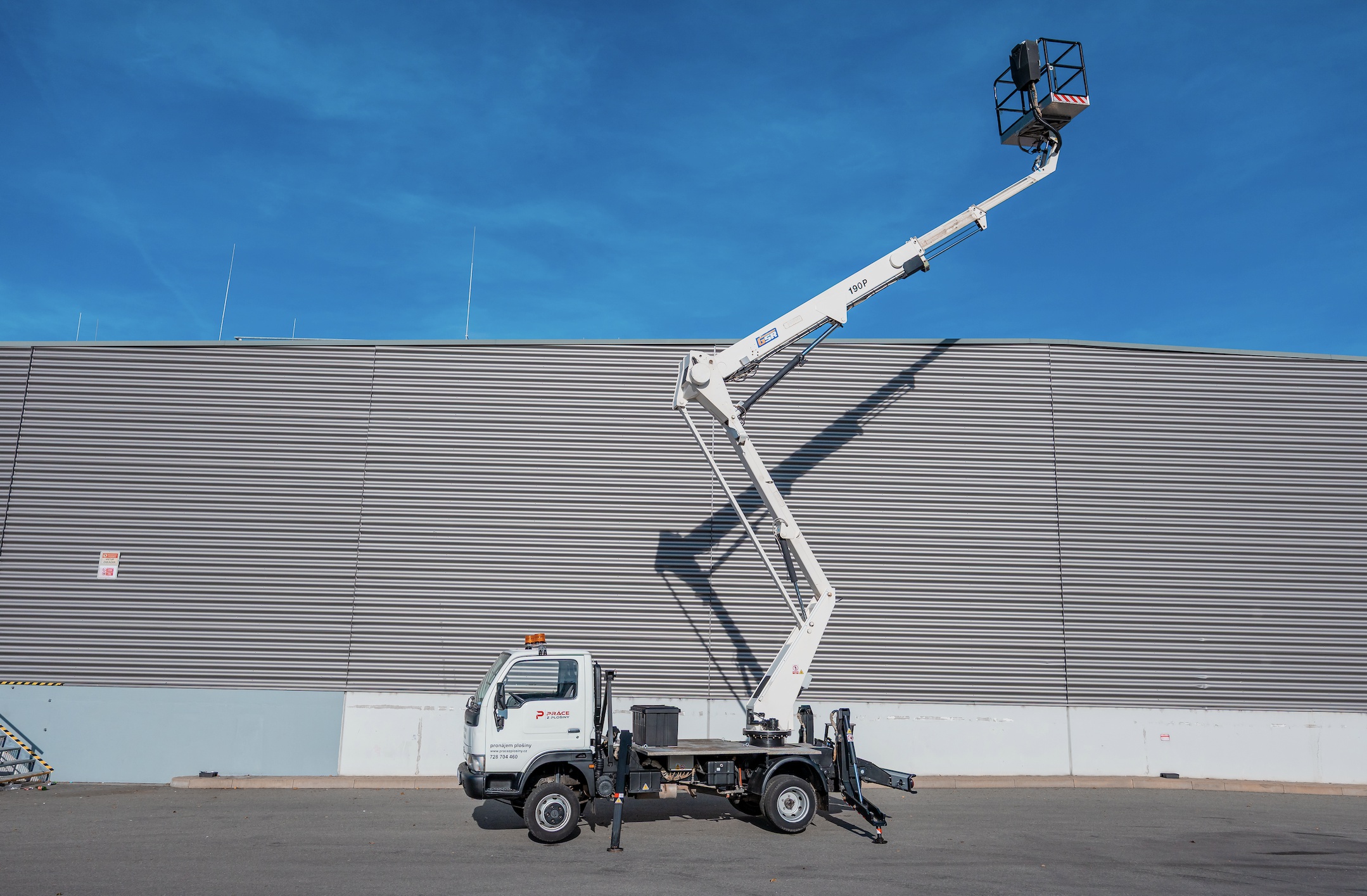 Práce z plošiny - pronájem plošiny