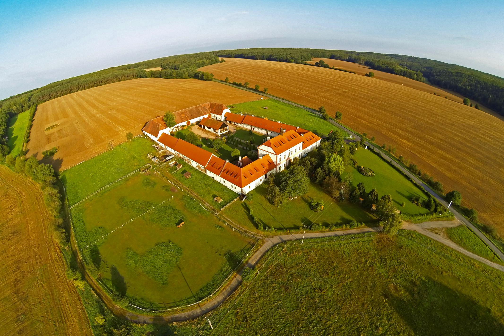 Zámecký statek Býkov