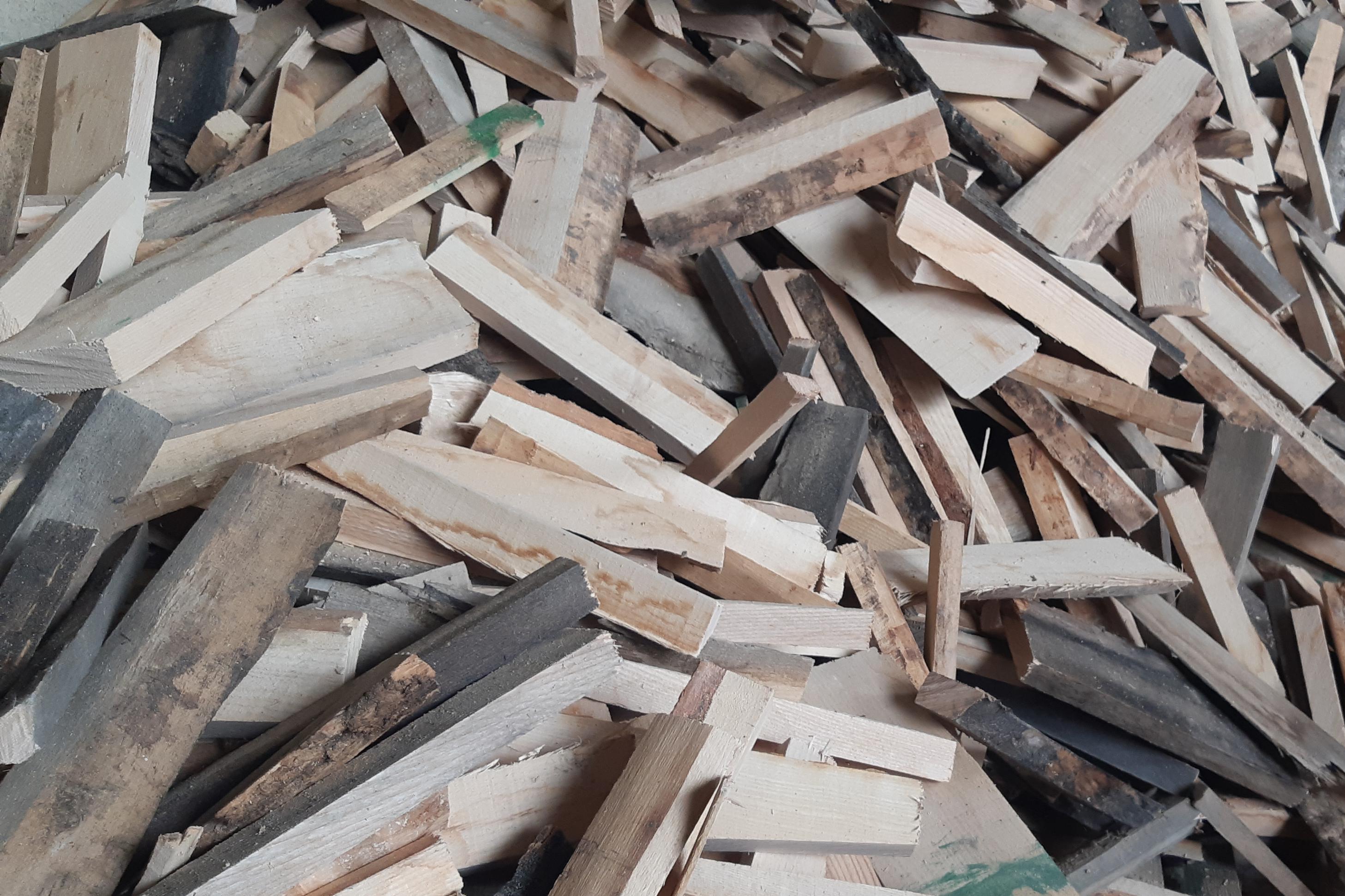 Dřevěné suché odřezky na topení