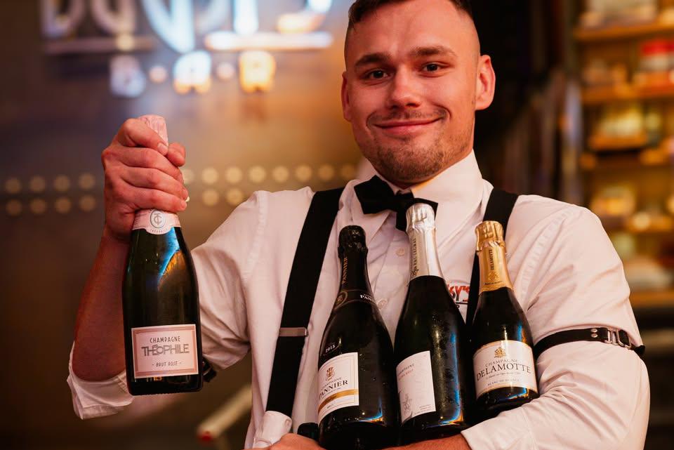 Zastavte se na naše vyhlášené koktejly a Champagne