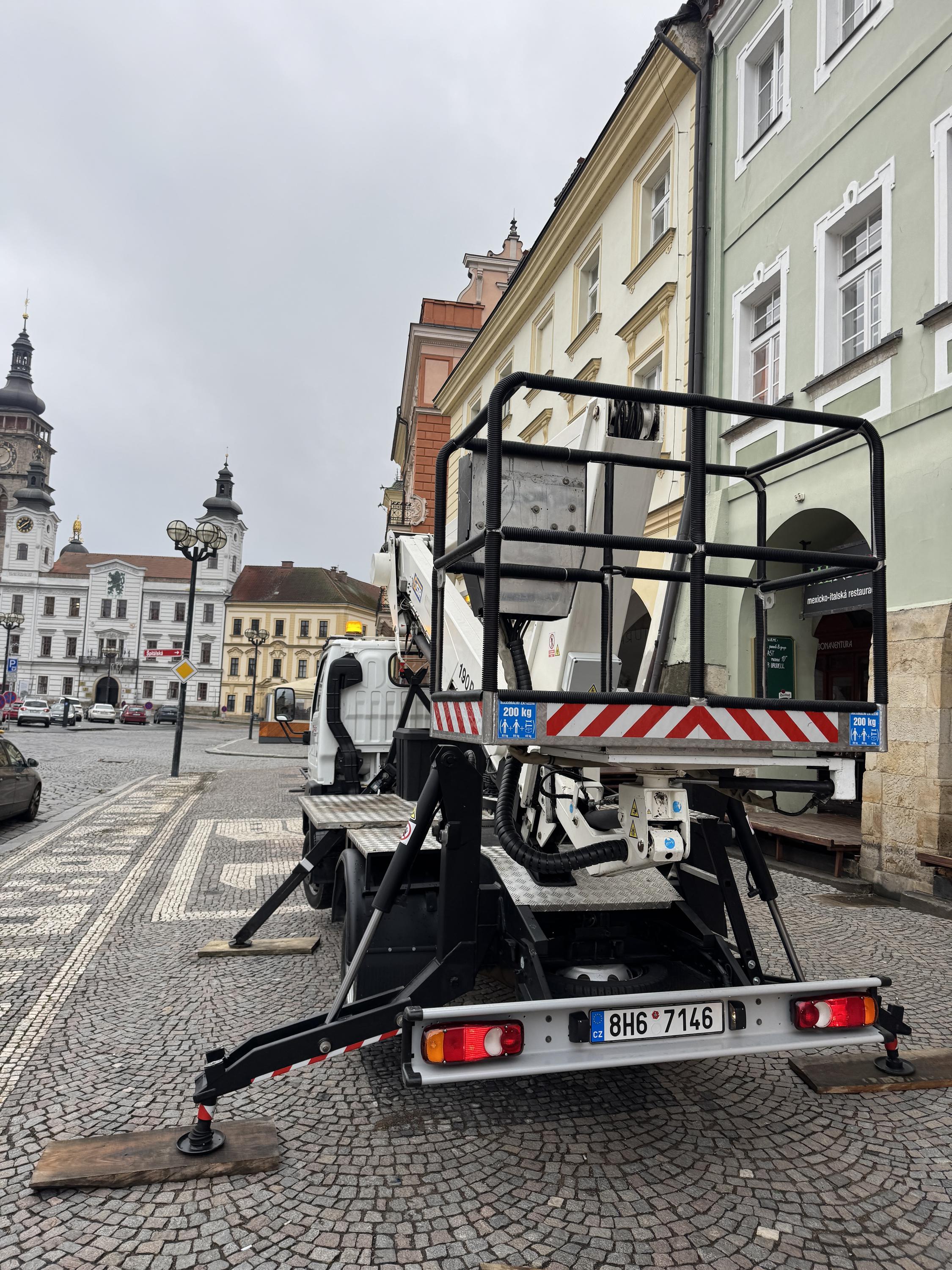 Pronájem plošiny – práce z plošiny foto 2