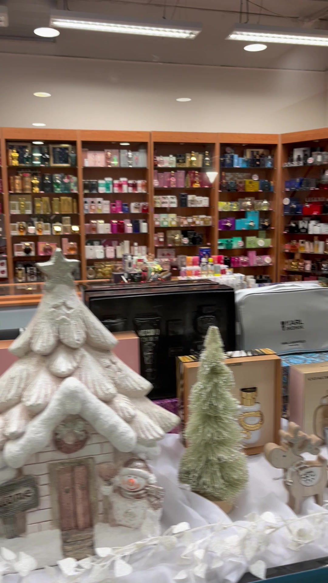 Parfumerie Carmine foto 2 (náhled videa)