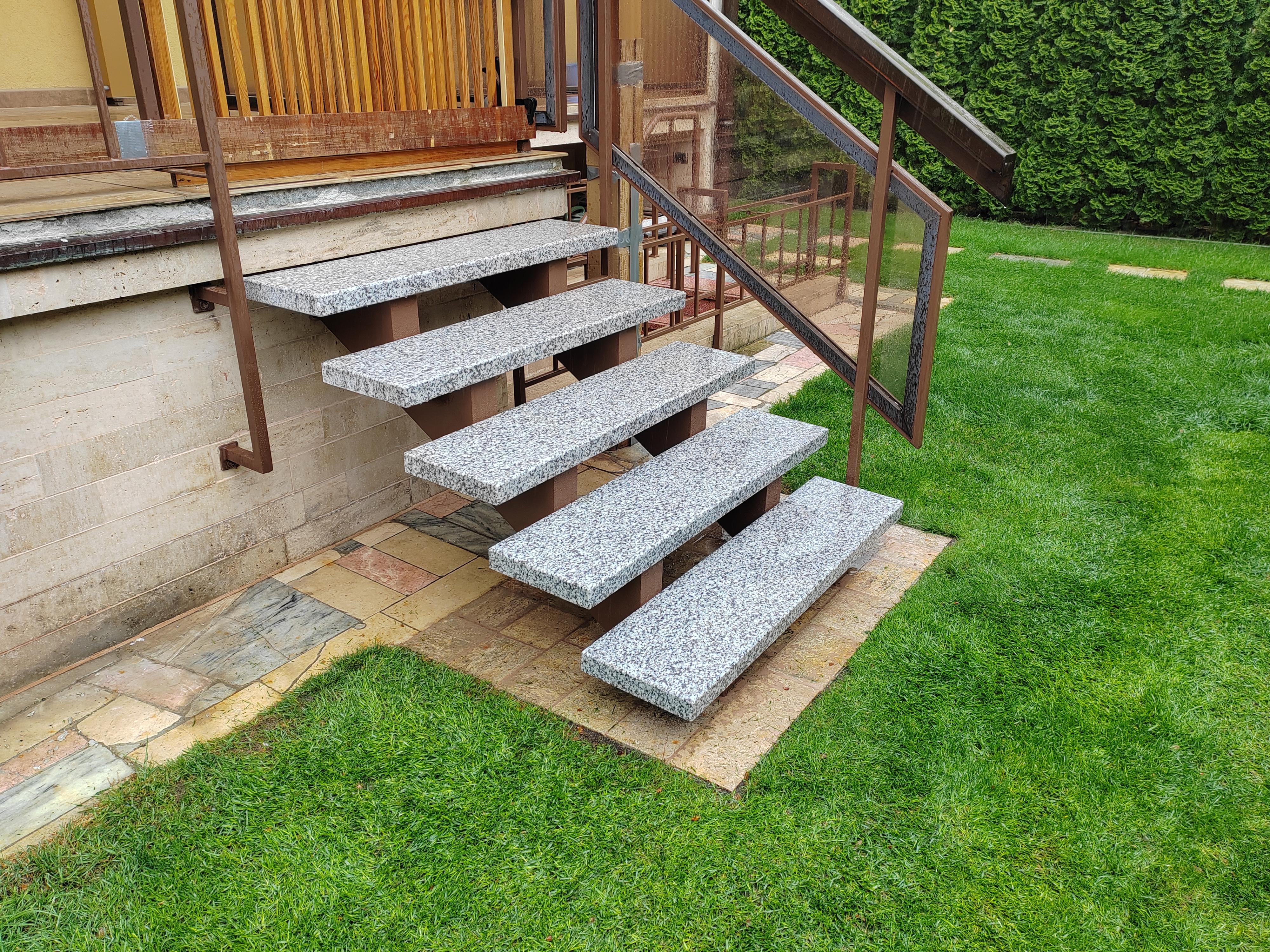 Výroba masivních nášlapů na schodiště