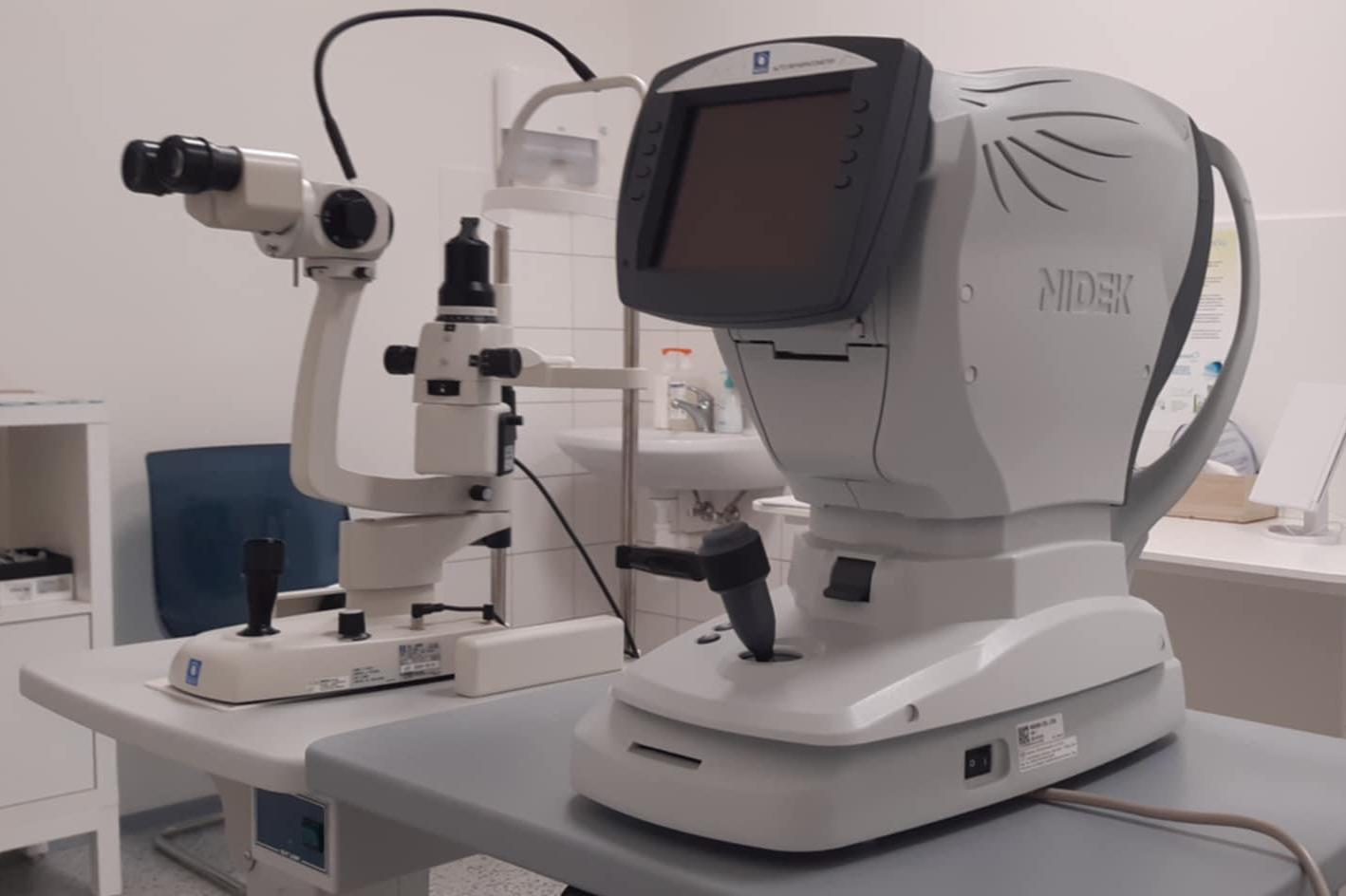 Odborné měření zraku optometristou.