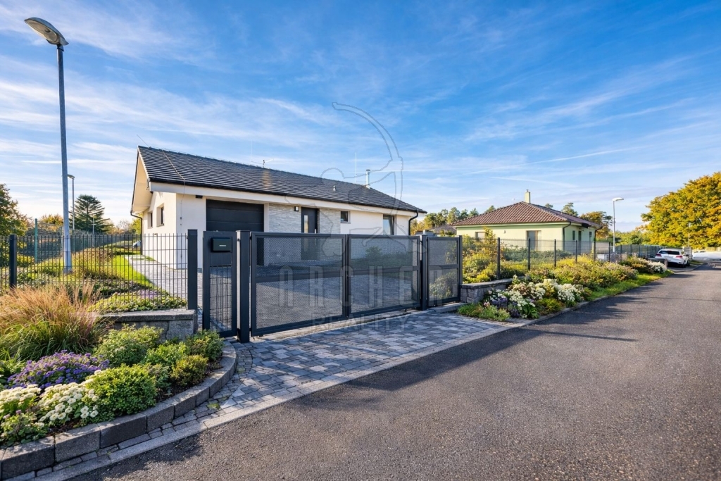 Prodej moderního RD 180 m2, pozemek 666 m2, Krupá