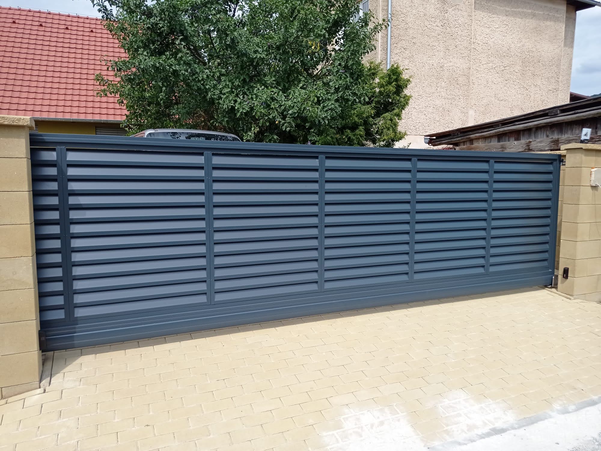 Výroba a montáž vjezdových bran na míru