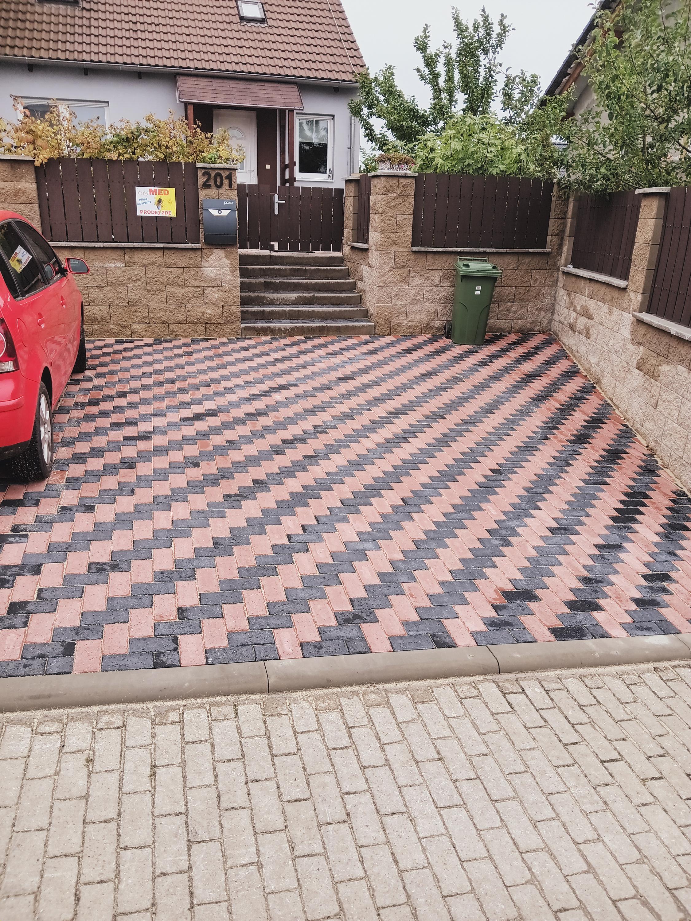 Kepr a Landovský Pokládka zámkové dlažby foto 2