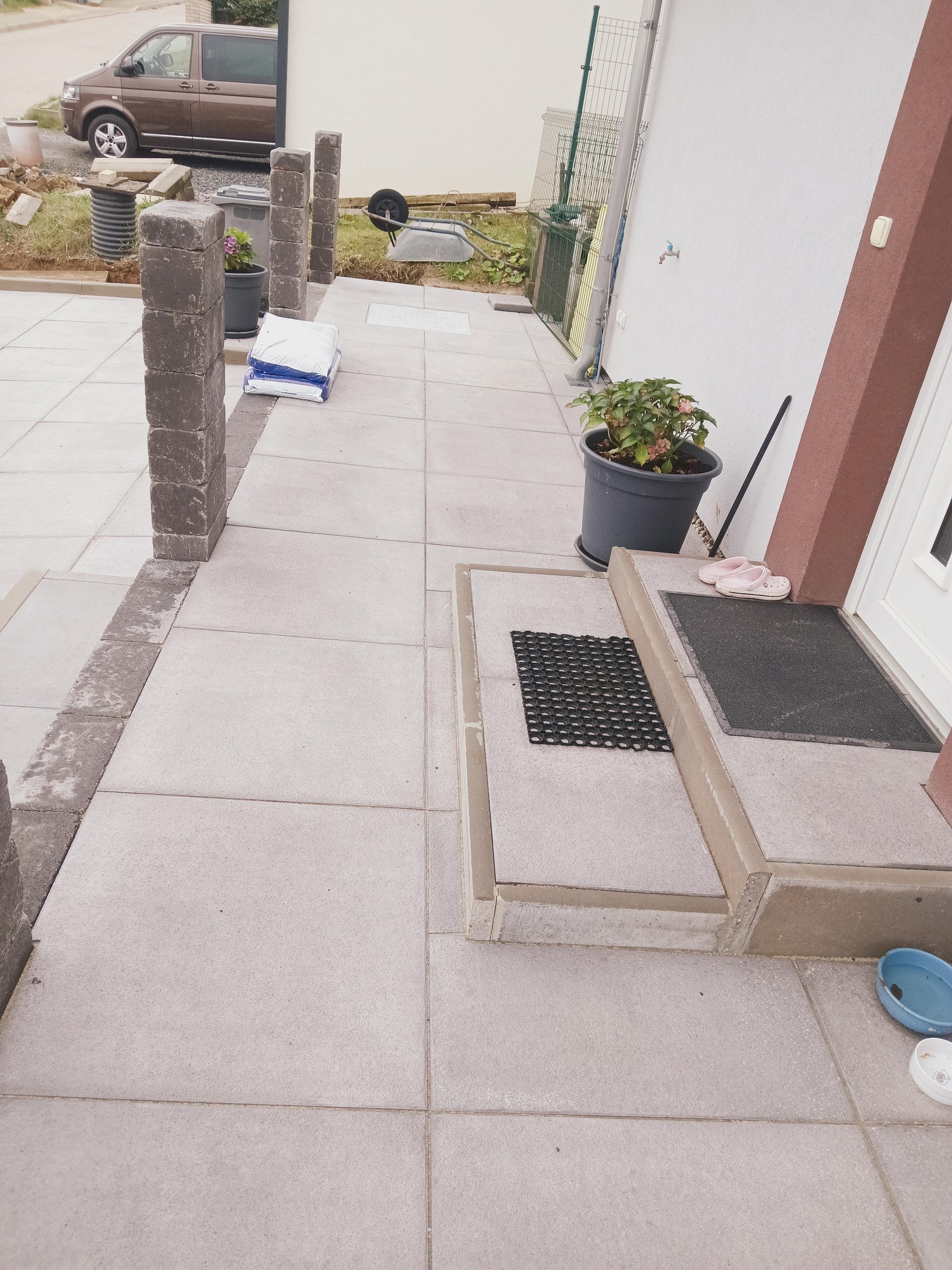 Kepr a Landovský Pokládka zámkové dlažby foto 3