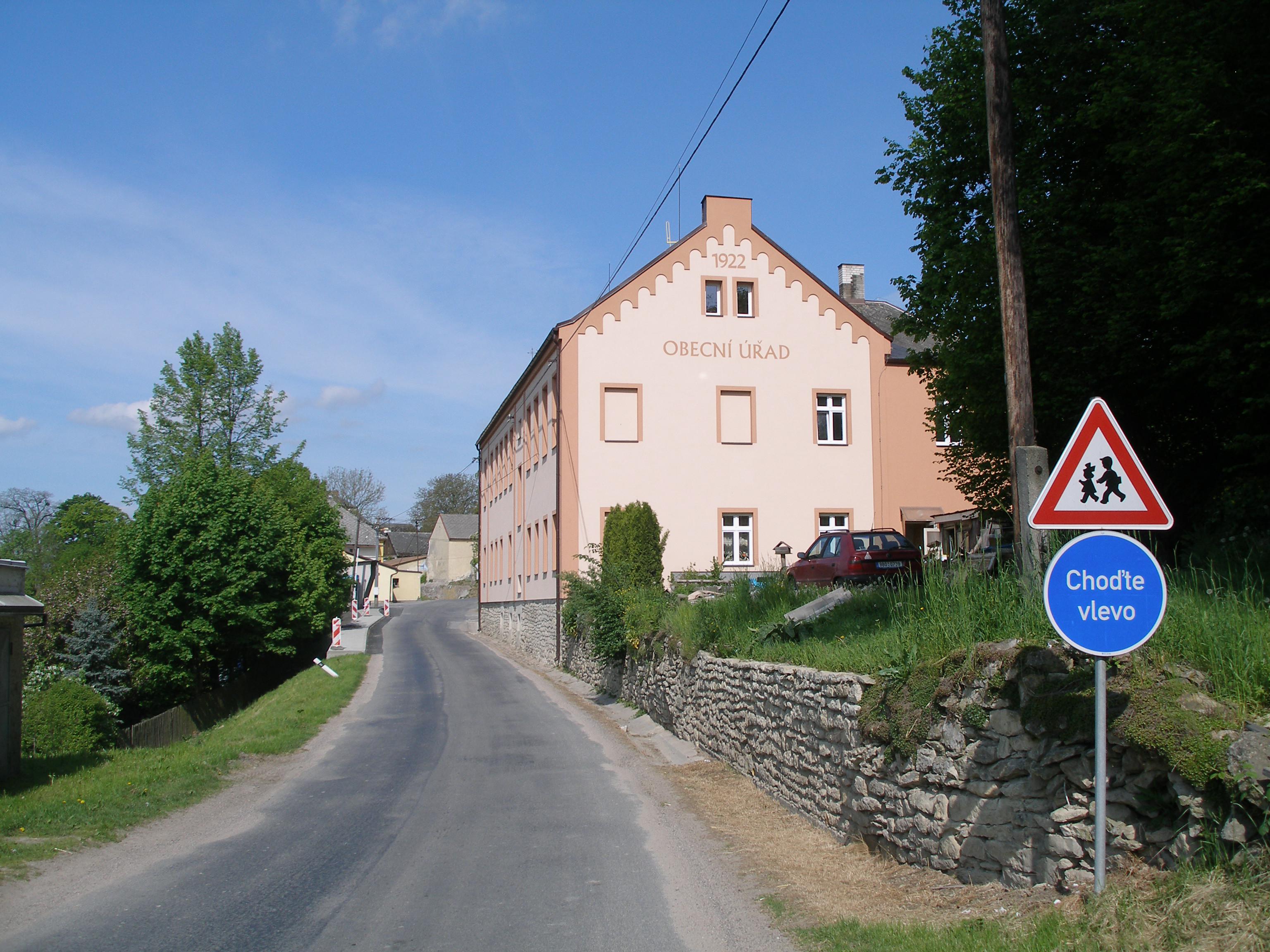 Karle - obecní úřad foto 2