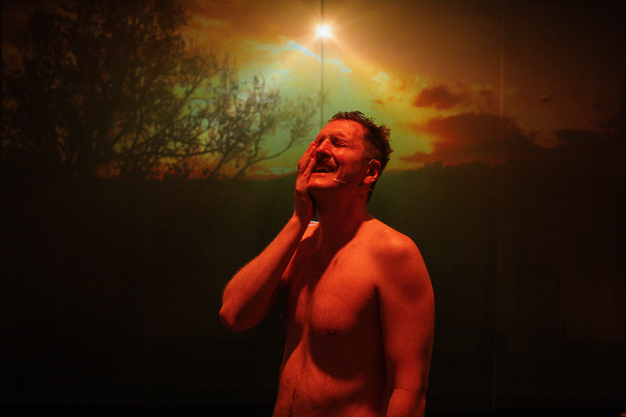 8 MILIARD LIDÍ HOŘÍ