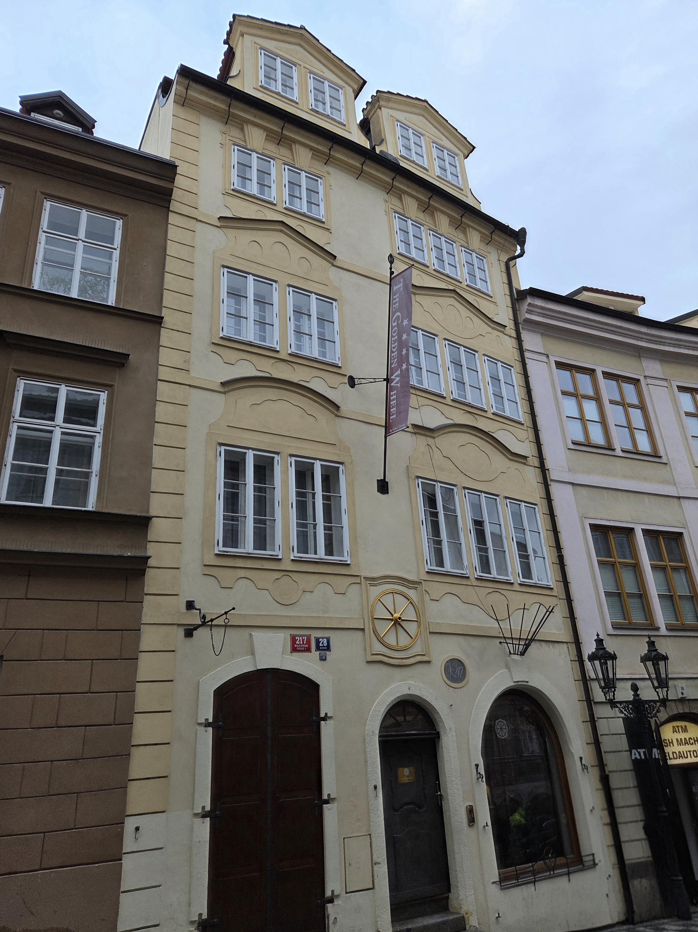 The Golden Wheel Hotel by LH foto 2