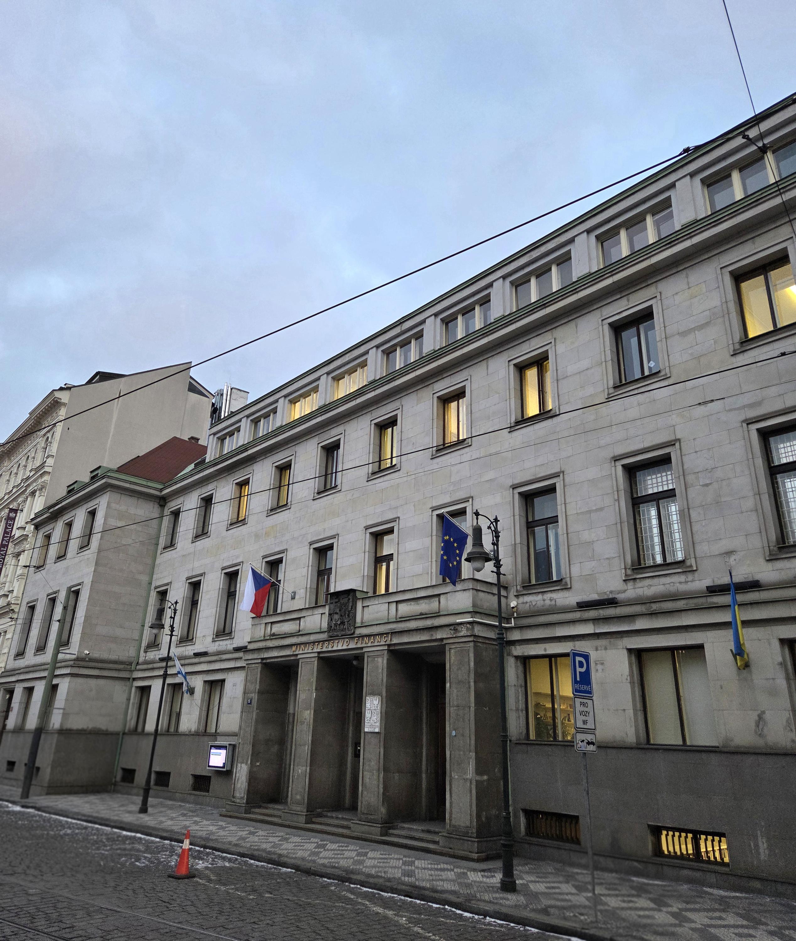 Odborná knihovna Ministerstva financí ČR foto 2