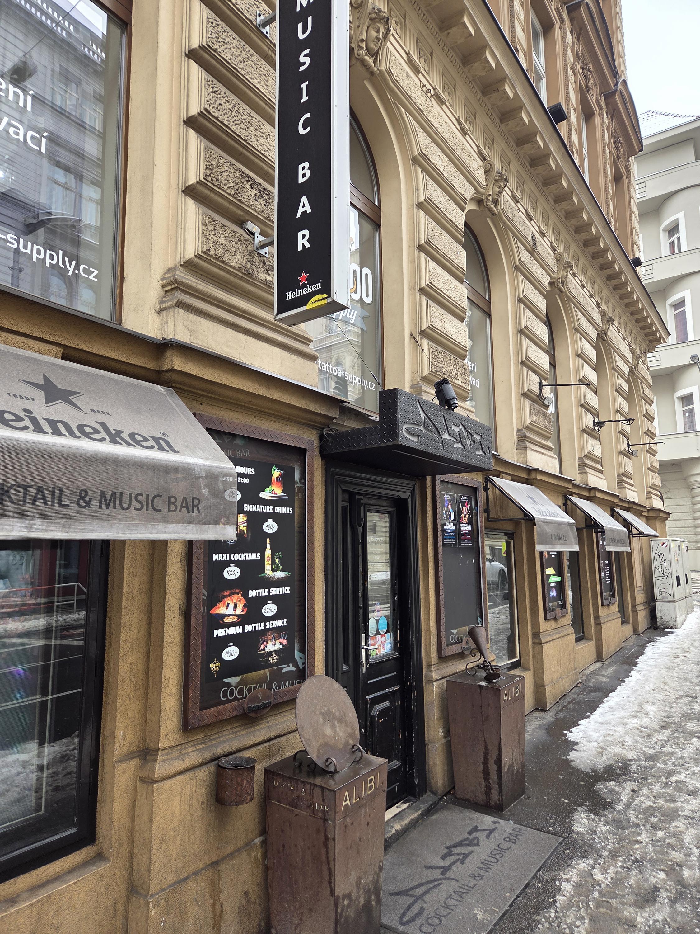 Alibi Cocktail & Music Bar foto 4