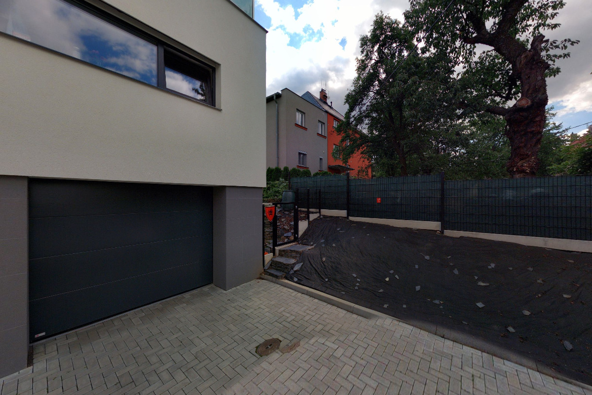 1. studentská realitní